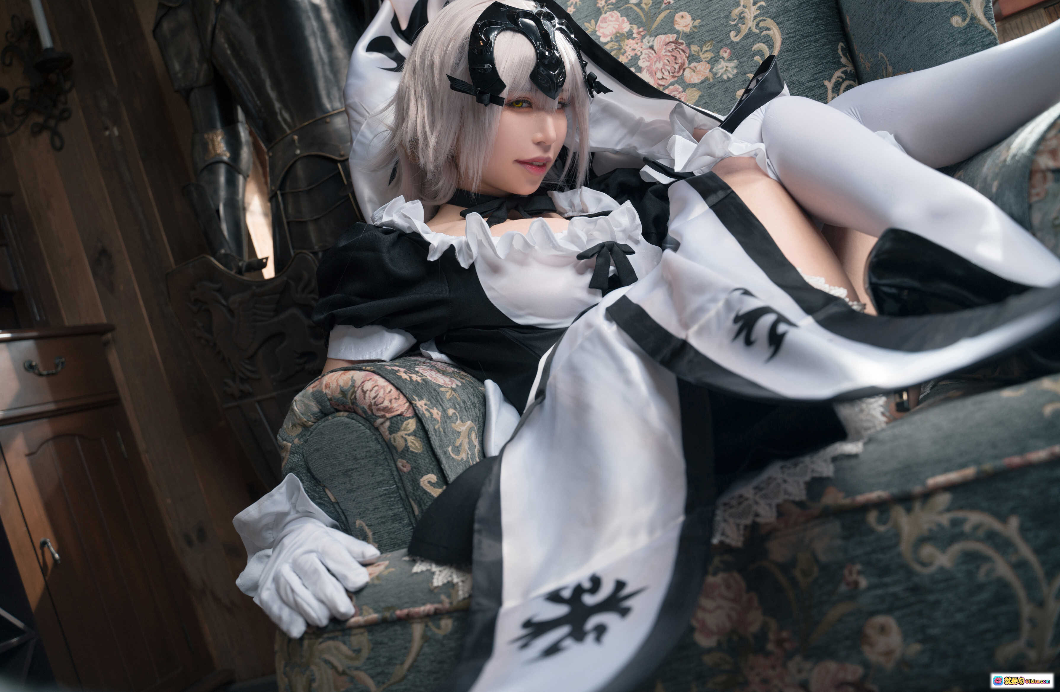 图片[2] - 爱老师黑贞德GK手办女仆装cosplay写真 白发黑丝蕾丝边女仆裙 优雅坐姿室内拍摄 14P高清图集 - 就要吻