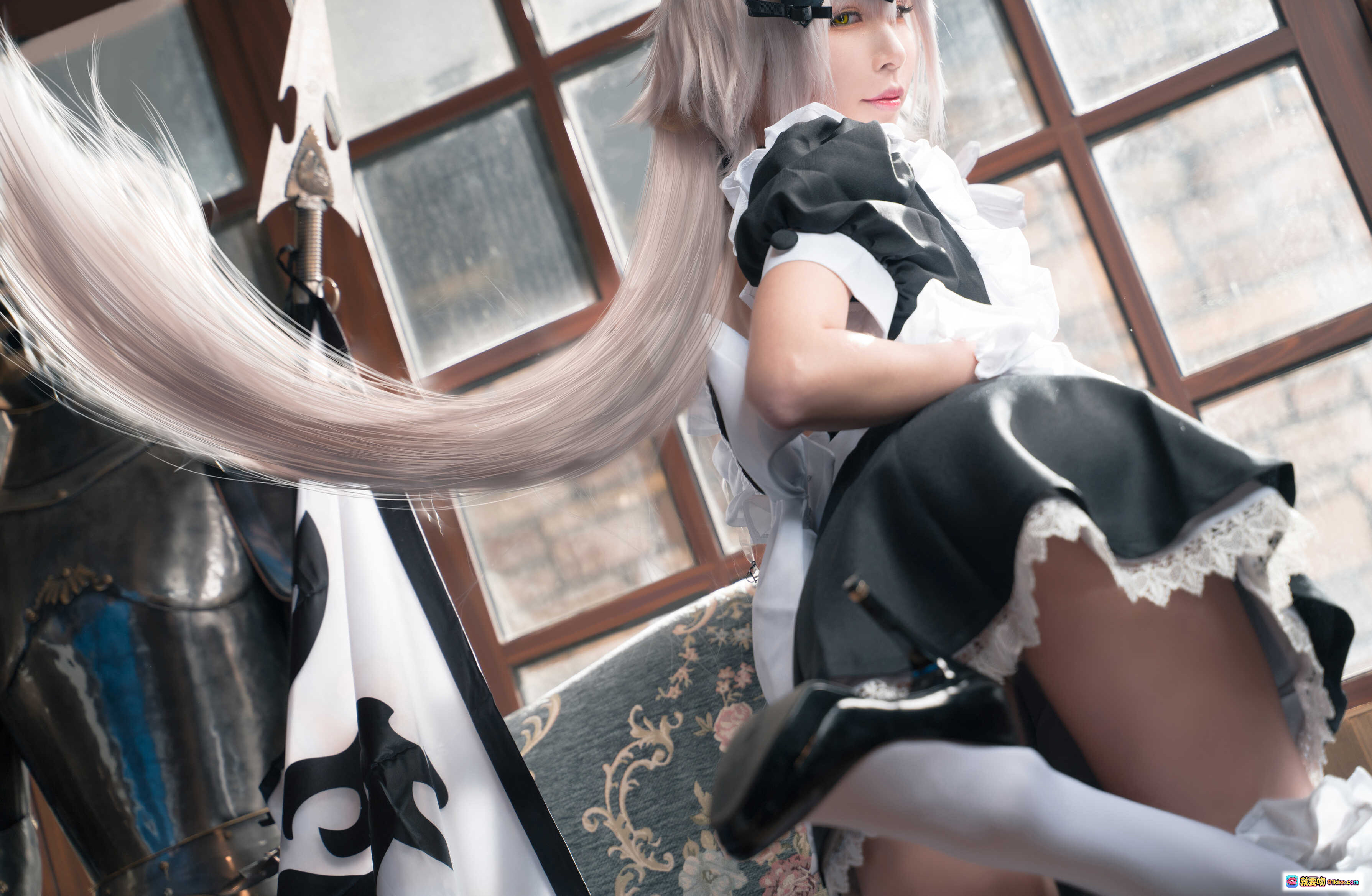 图片[4] - 爱老师黑贞德GK手办女仆装cosplay写真 白发黑丝蕾丝边女仆裙 优雅坐姿室内拍摄 14P高清图集 - 就要吻