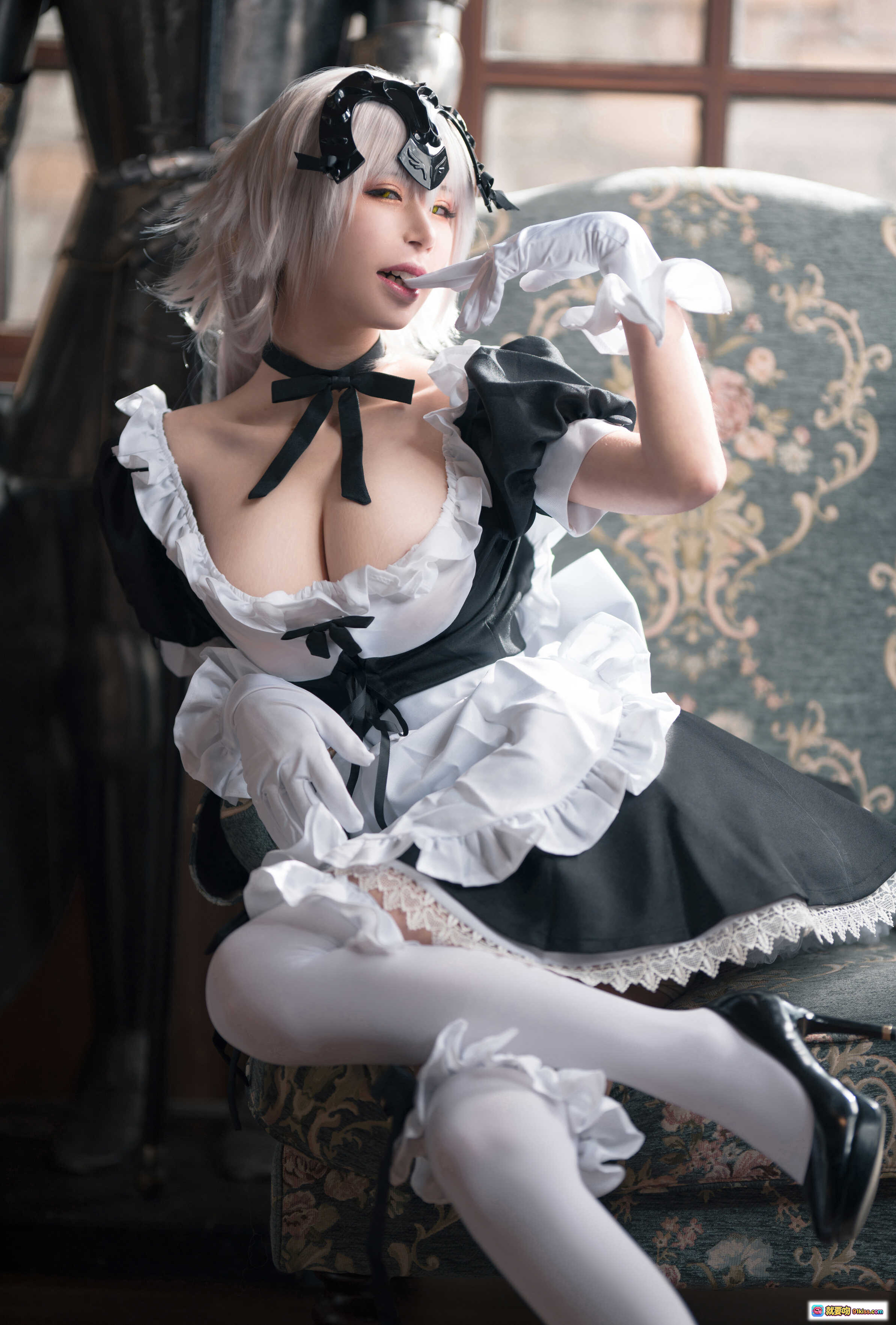 爱老师黑贞德GK手办女仆装cosplay写真 白发黑丝蕾丝边女仆裙 优雅坐姿室内拍摄 14P高清图集 - 就要吻