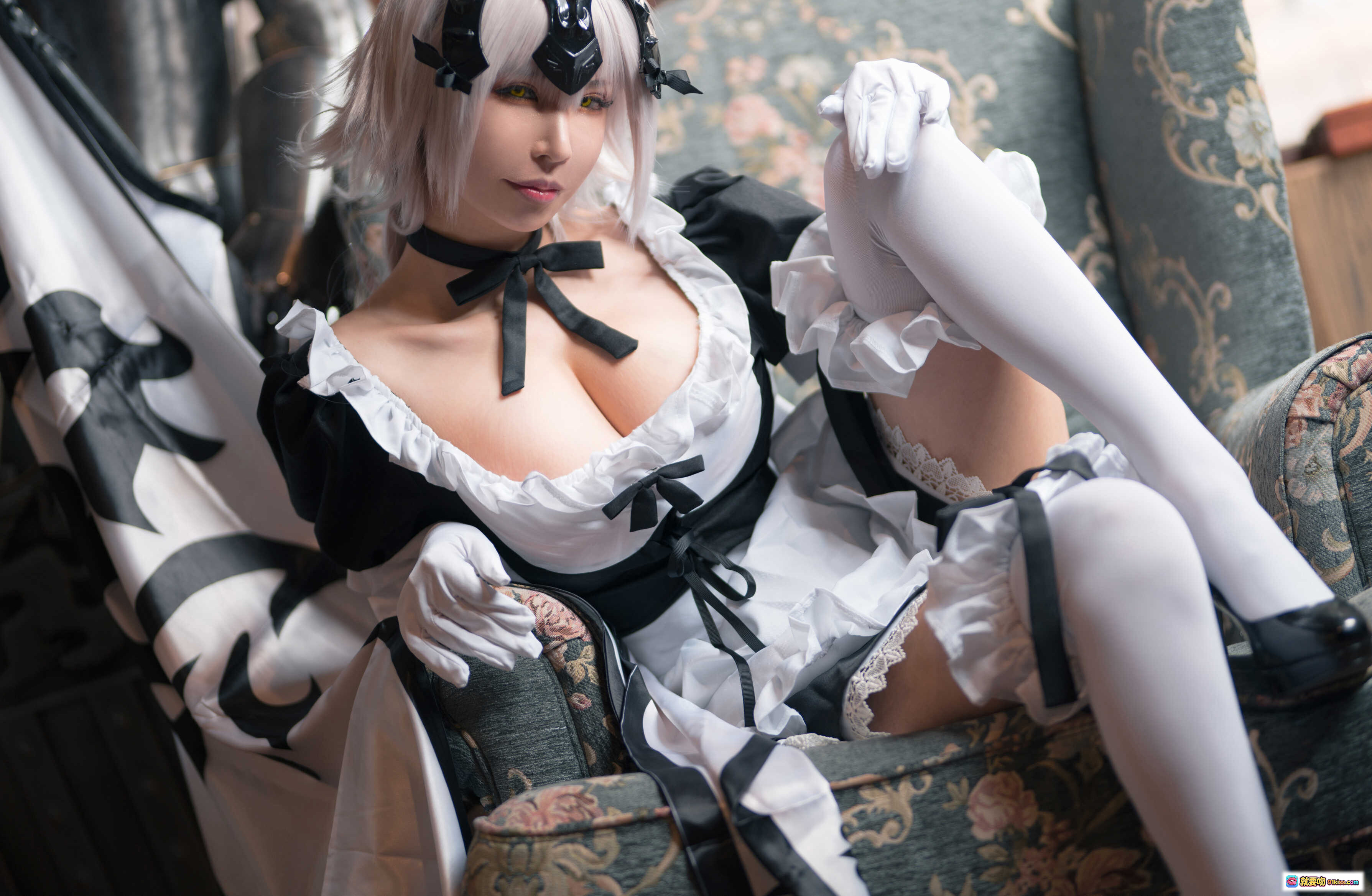 图片[9] - 爱老师黑贞德GK手办女仆装cosplay写真 白发黑丝蕾丝边女仆裙 优雅坐姿室内拍摄 14P高清图集 - 就要吻