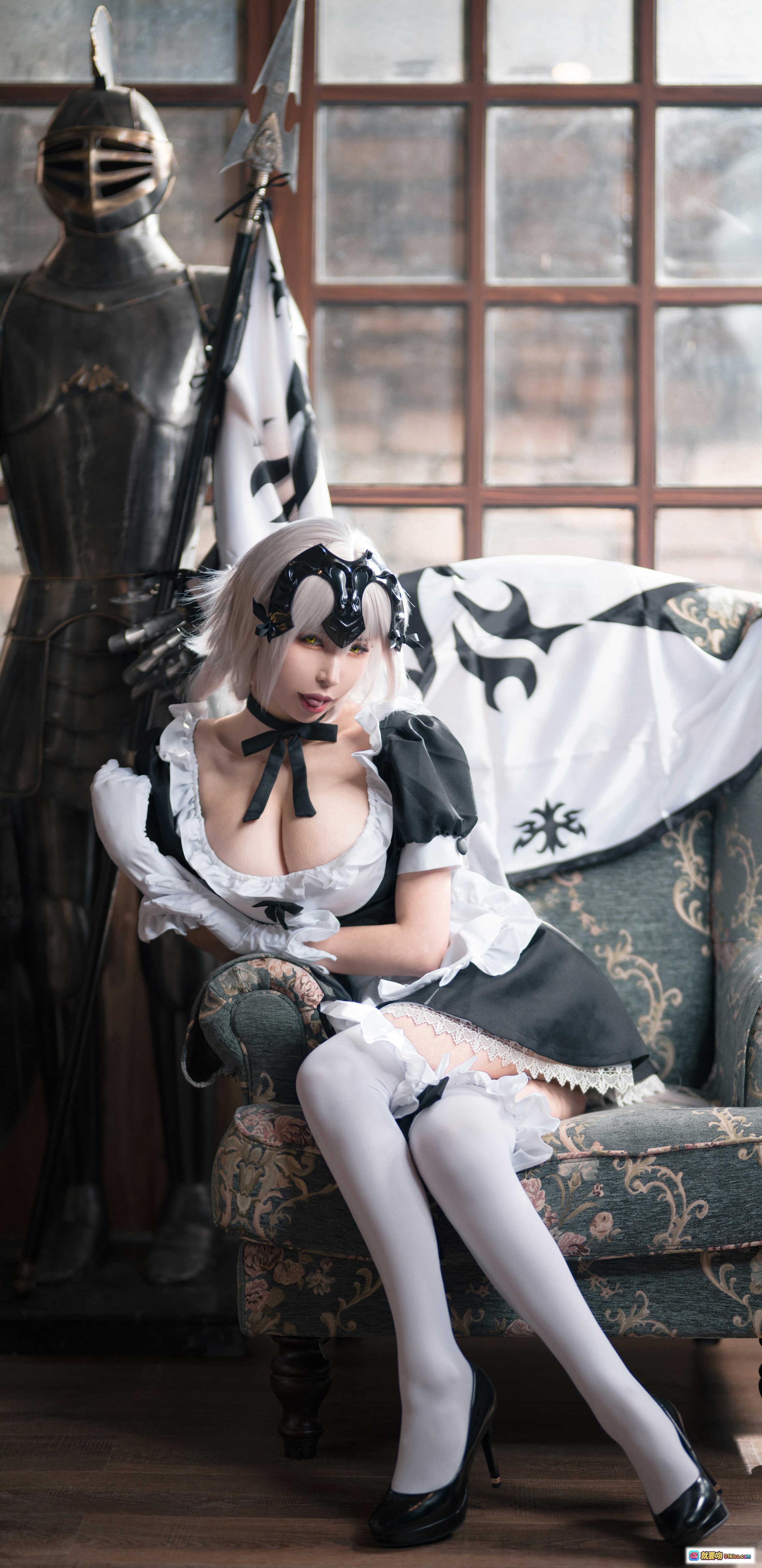 图片[10] - 爱老师黑贞德GK手办女仆装cosplay写真 白发黑丝蕾丝边女仆裙 优雅坐姿室内拍摄 14P高清图集 - 就要吻
