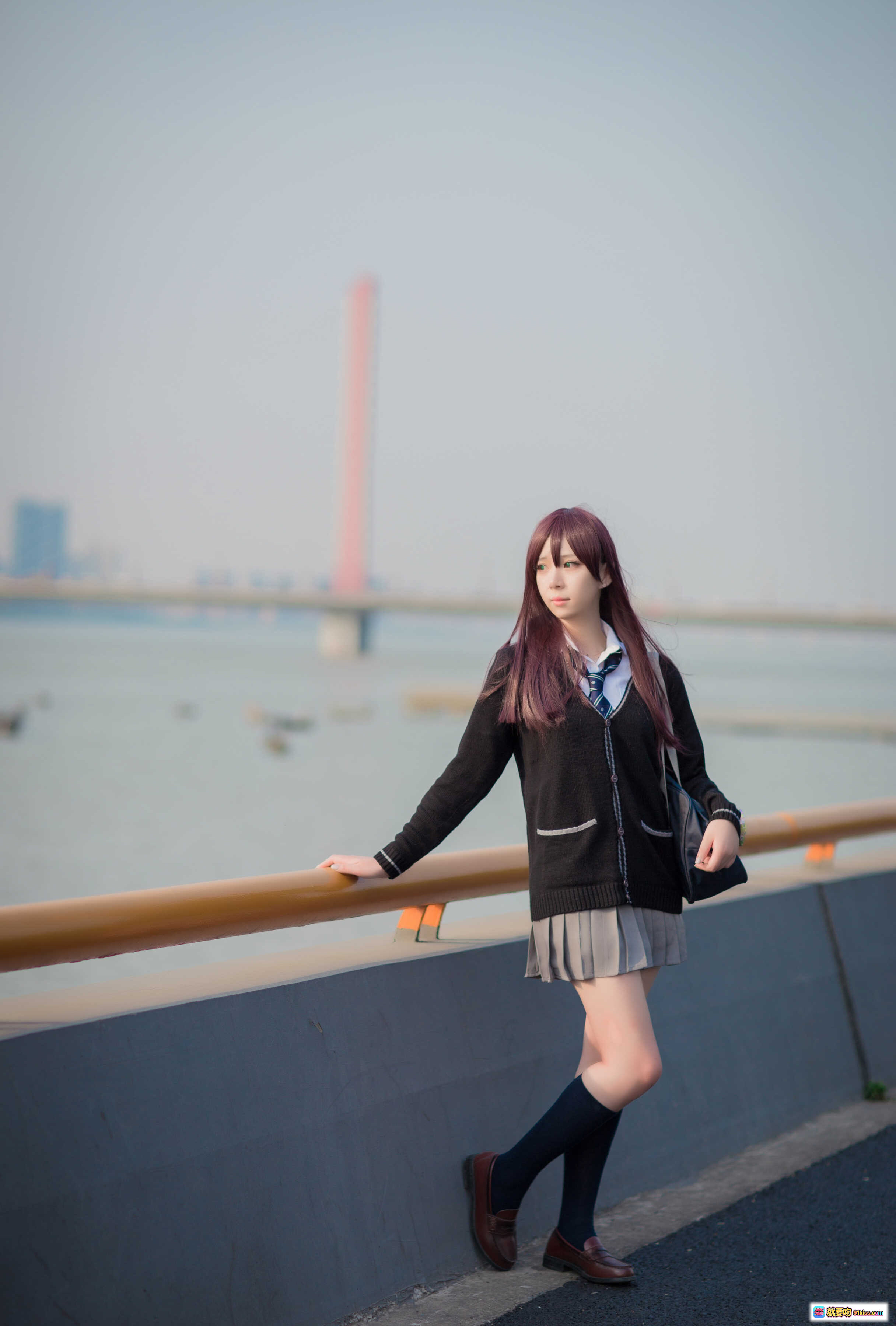 图片[2] - 闪月半 NO.012 涉谷凛 学院风少女背影写真 红发JK制服 蓝色书包 绿草地远景清新日系摄影 - 就要吻