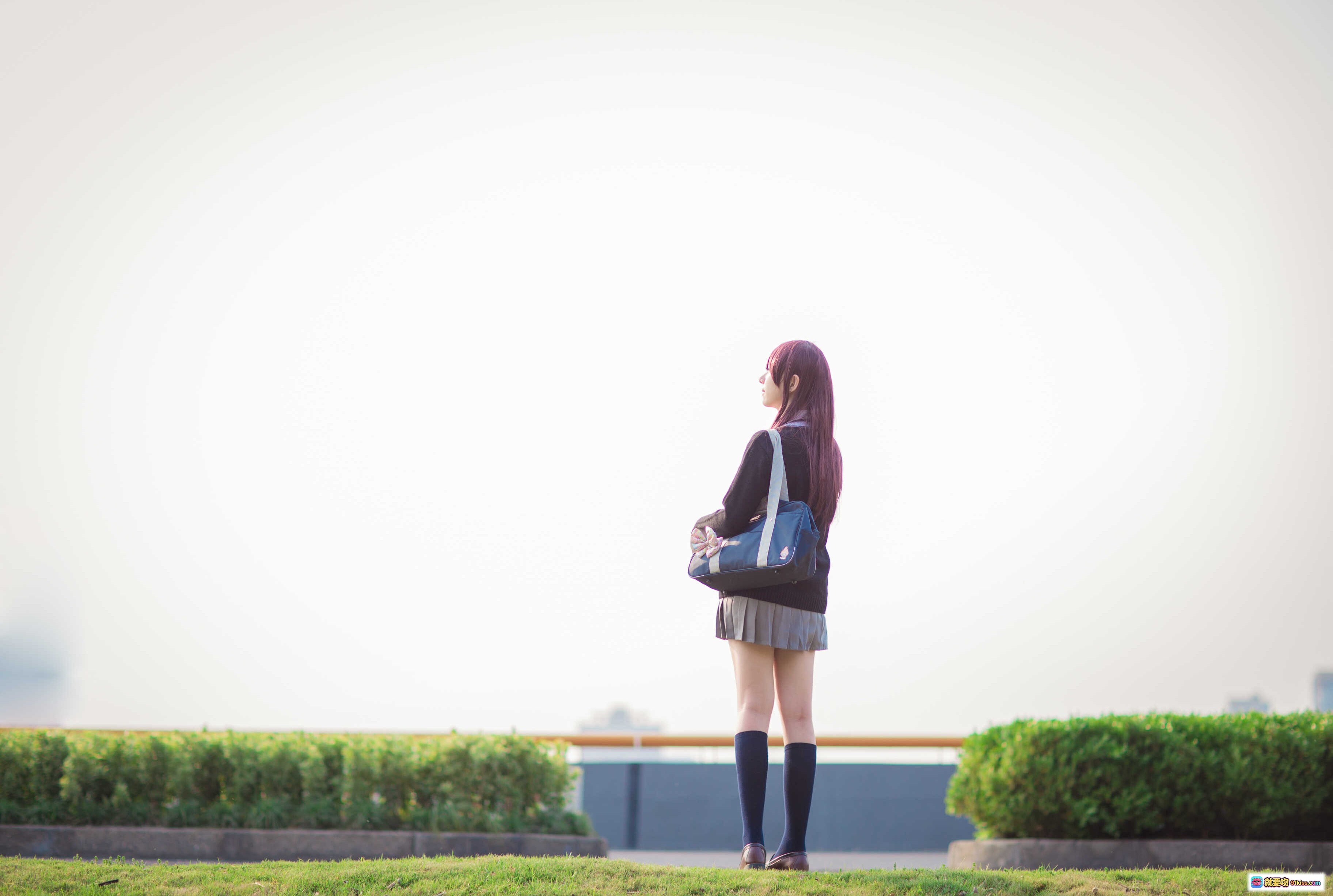 图片[1] - 闪月半 NO.012 涉谷凛 学院风少女背影写真 红发JK制服 蓝色书包 绿草地远景清新日系摄影 - 就要吻