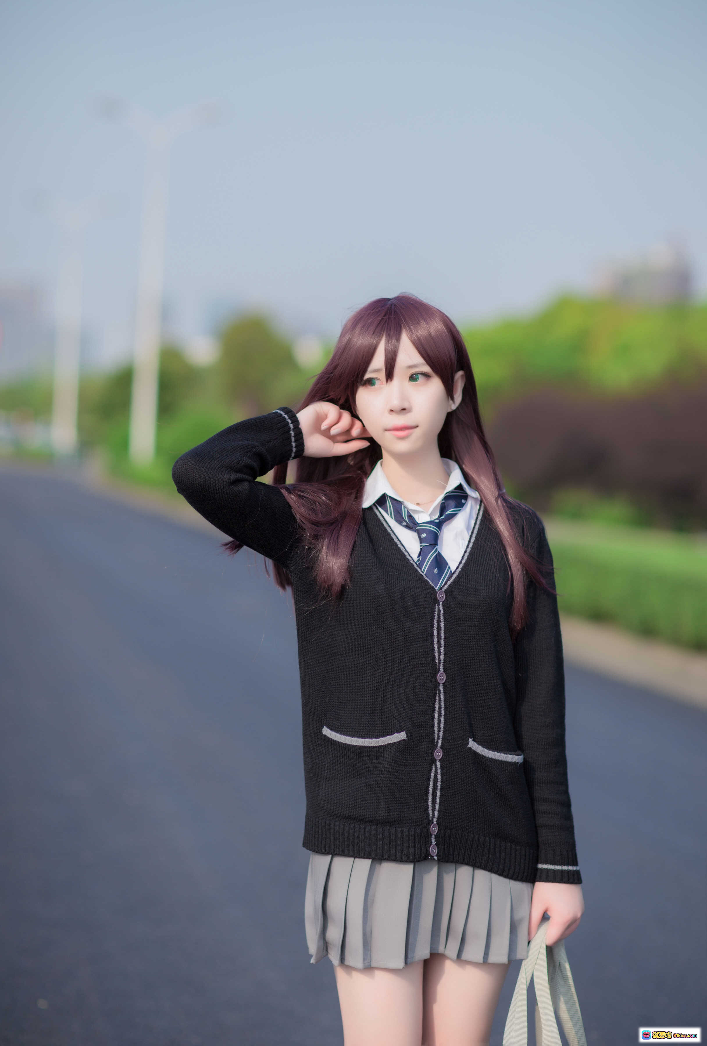 图片[7] - 闪月半 NO.012 涉谷凛 学院风少女背影写真 红发JK制服 蓝色书包 绿草地远景清新日系摄影 - 就要吻