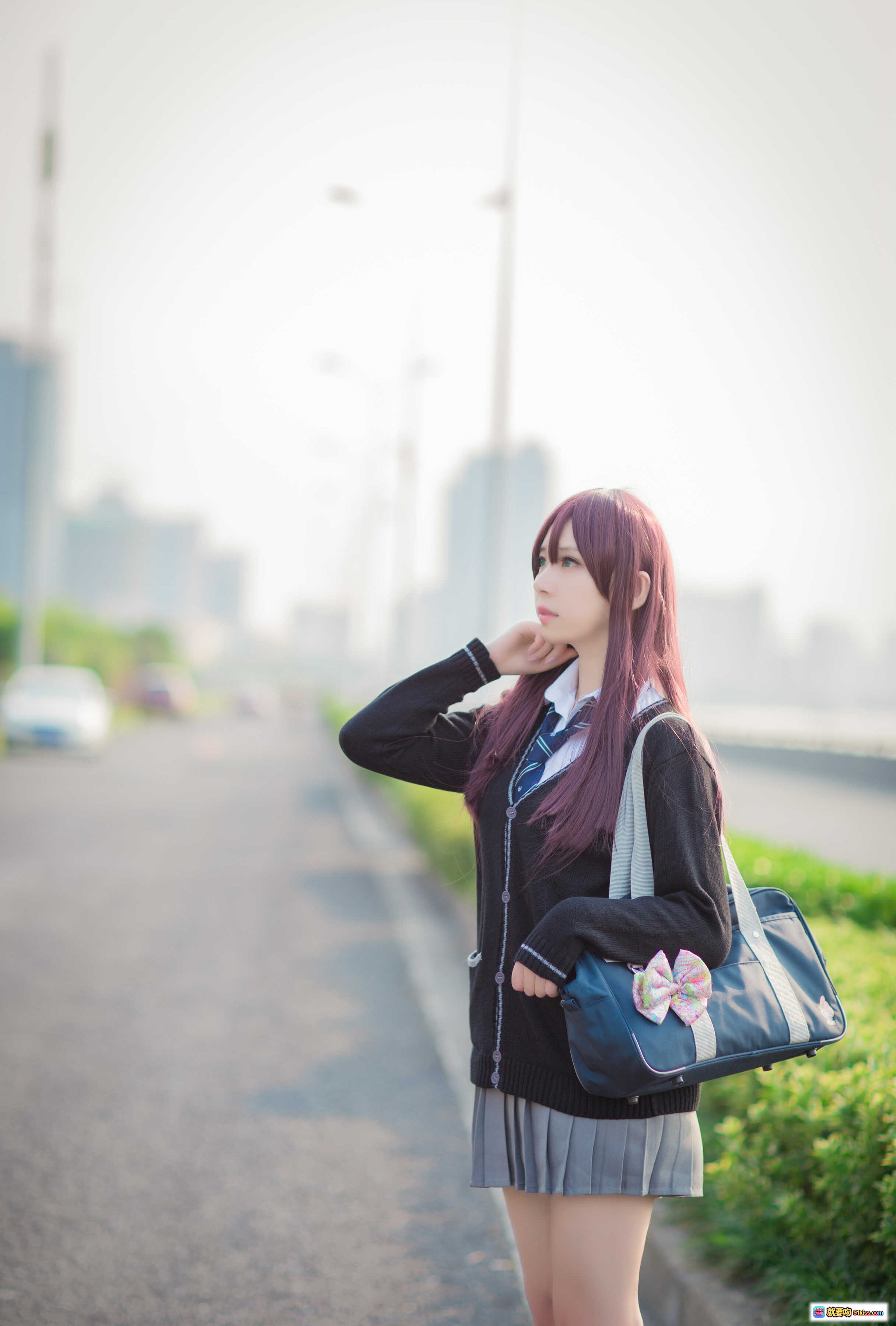 图片[5] - 闪月半 NO.012 涉谷凛 学院风少女背影写真 红发JK制服 蓝色书包 绿草地远景清新日系摄影 - 就要吻