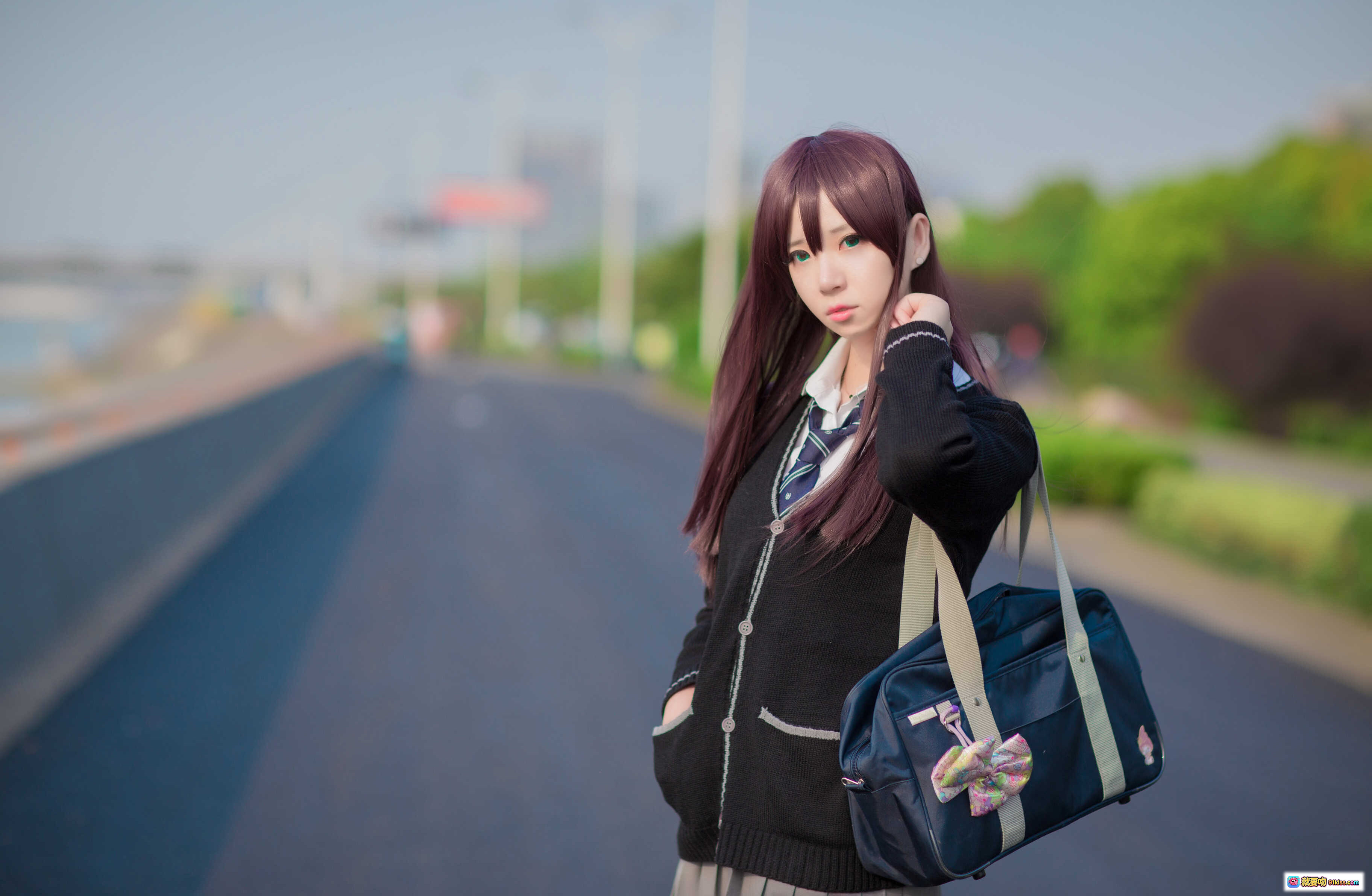 图片[8] - 闪月半 NO.012 涉谷凛 学院风少女背影写真 红发JK制服 蓝色书包 绿草地远景清新日系摄影 - 就要吻