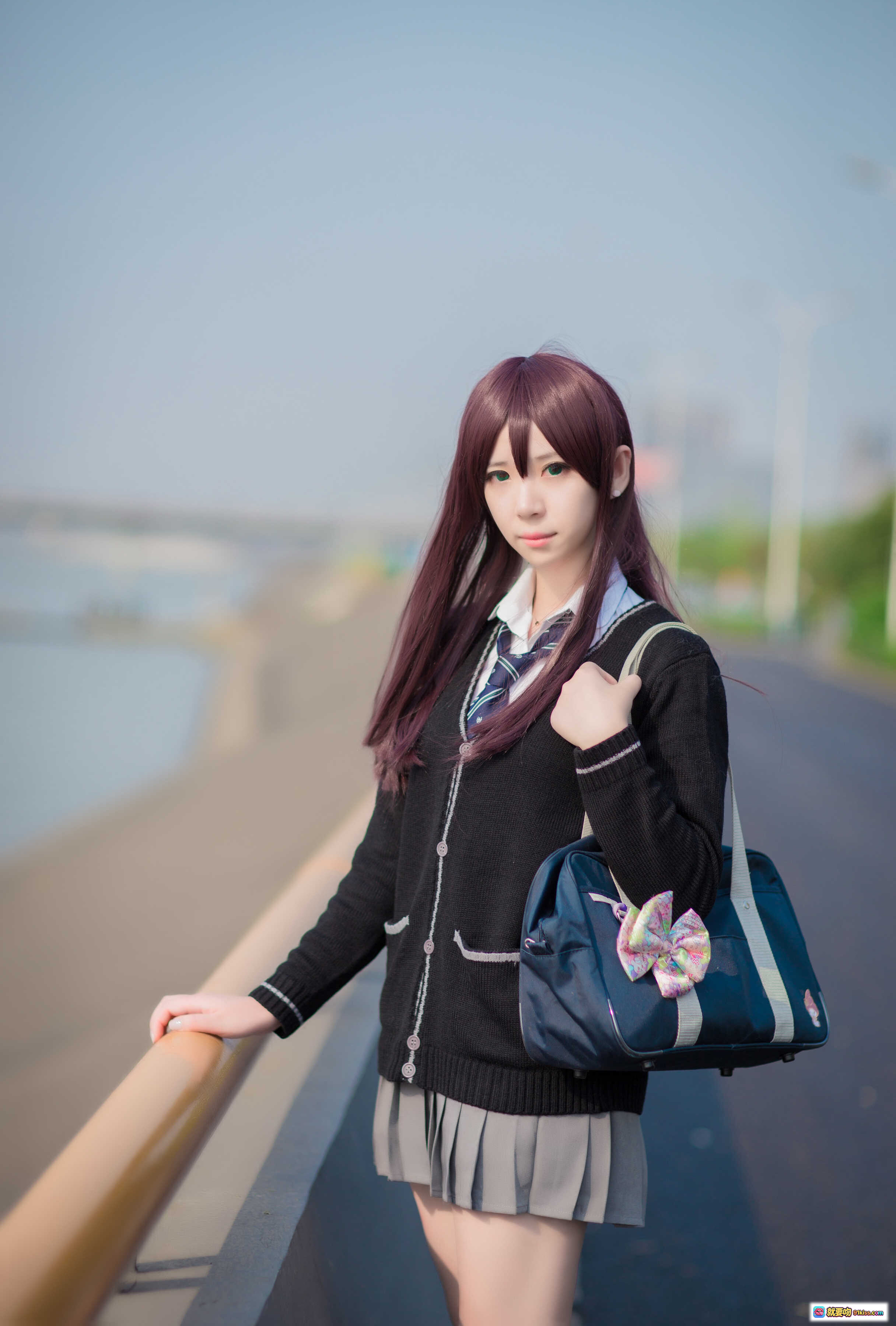 图片[6] - 闪月半 NO.012 涉谷凛 学院风少女背影写真 红发JK制服 蓝色书包 绿草地远景清新日系摄影 - 就要吻