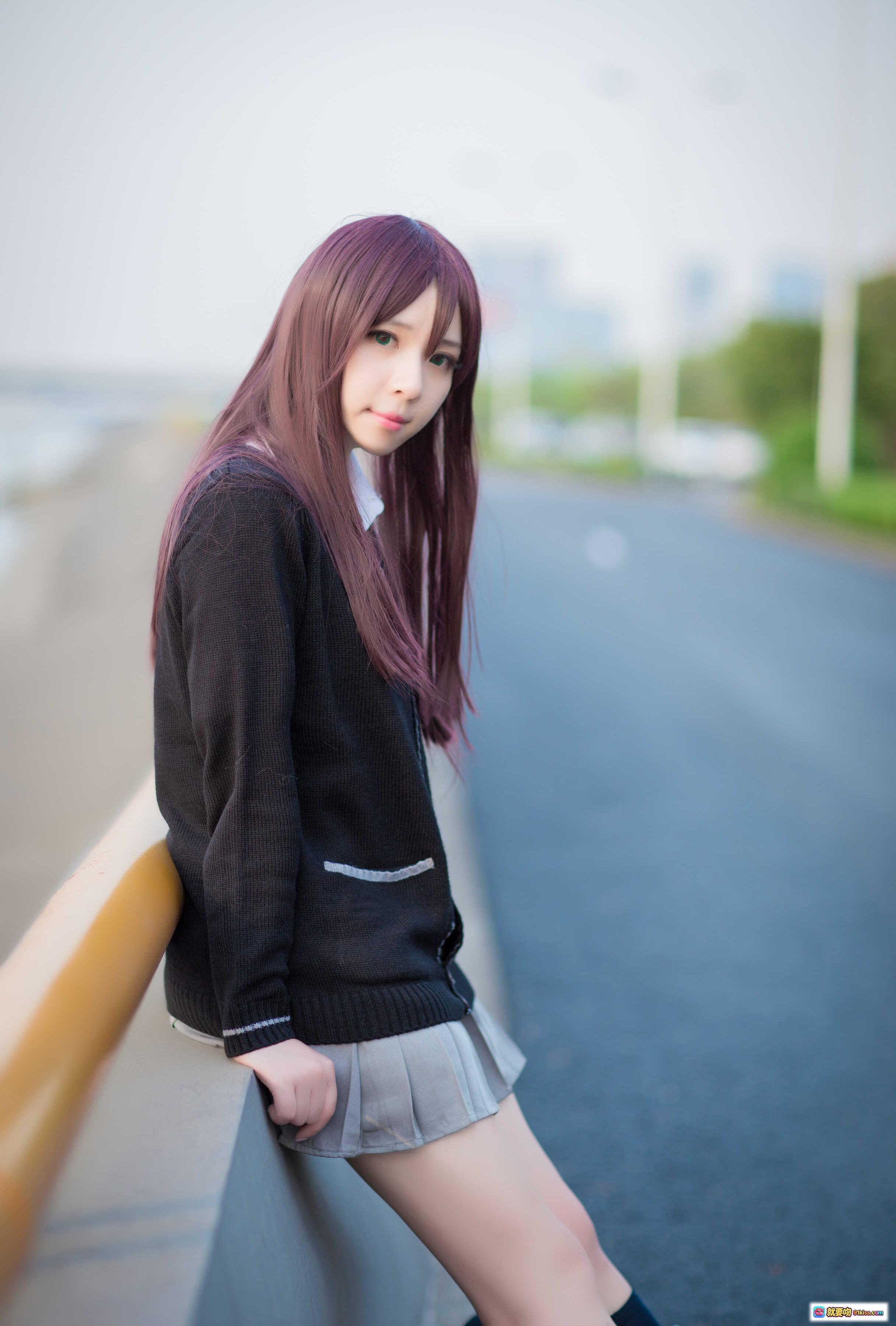 图片[4] - 闪月半 NO.012 涉谷凛 学院风少女背影写真 红发JK制服 蓝色书包 绿草地远景清新日系摄影 - 就要吻