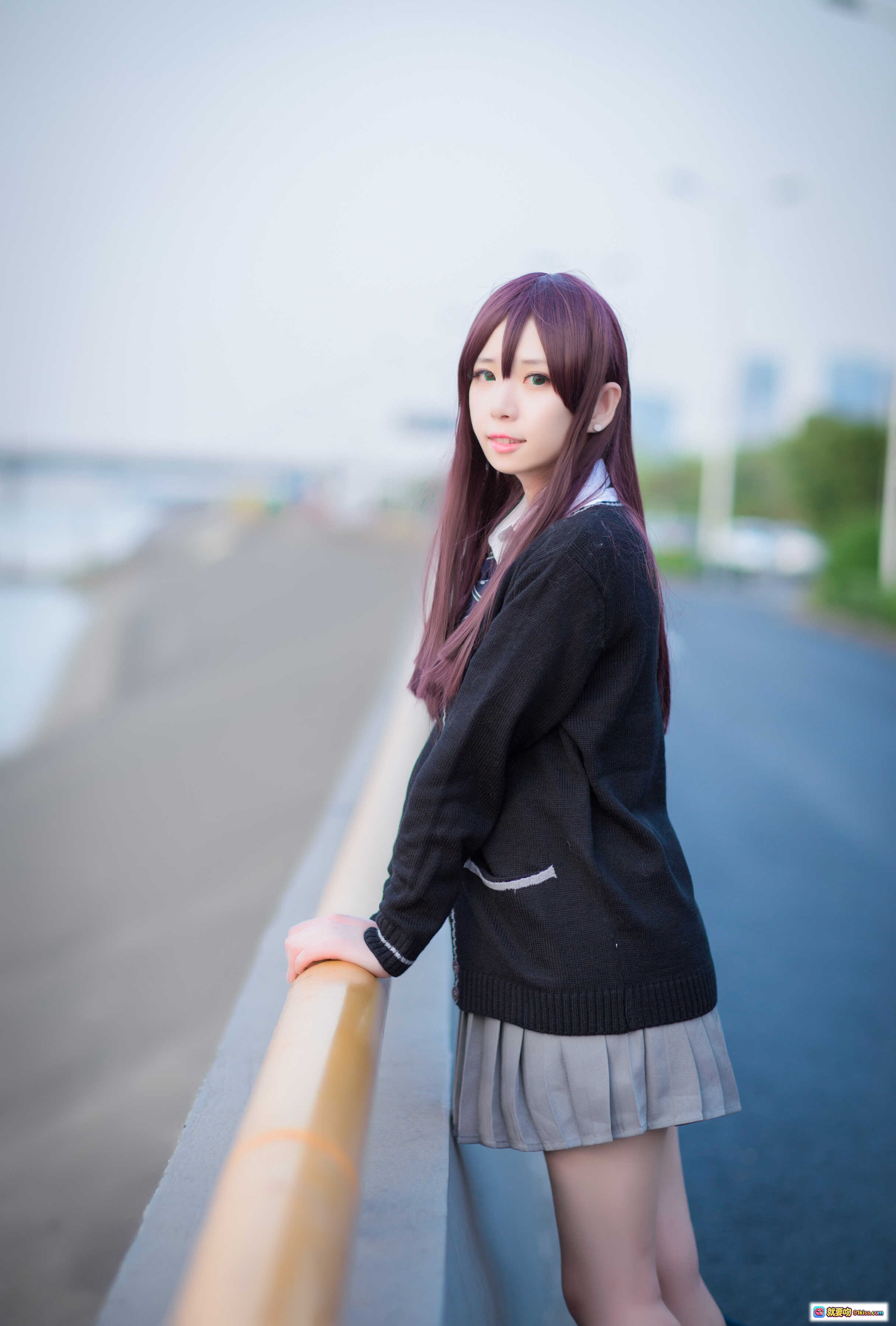 图片[3] - 闪月半 NO.012 涉谷凛 学院风少女背影写真 红发JK制服 蓝色书包 绿草地远景清新日系摄影 - 就要吻