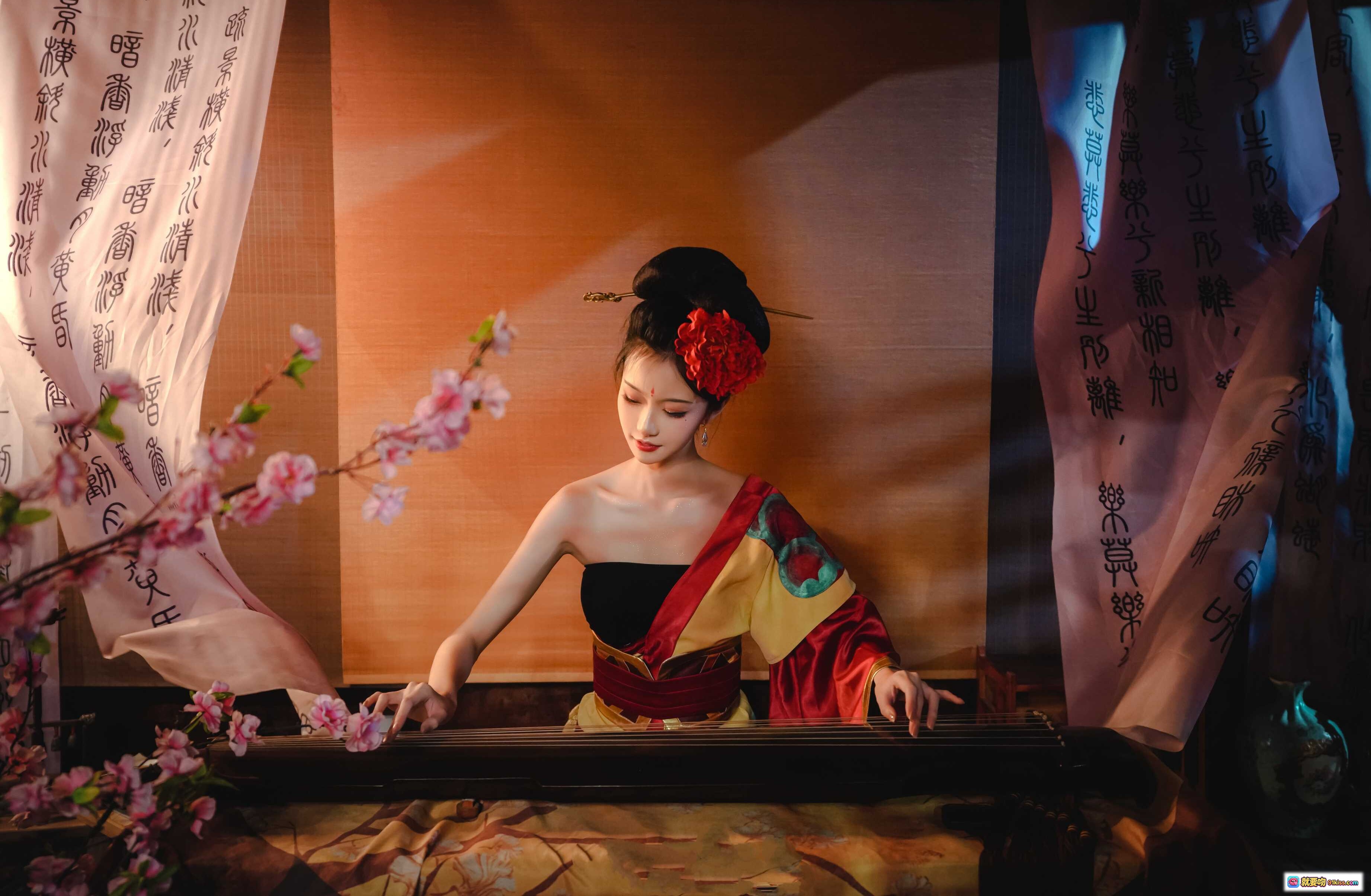 图片[8] - 古风美人抚琴写真｜红花发饰汉服造型｜古典雅致国风摄影｜江湖意境氛围感大片 - 就要吻