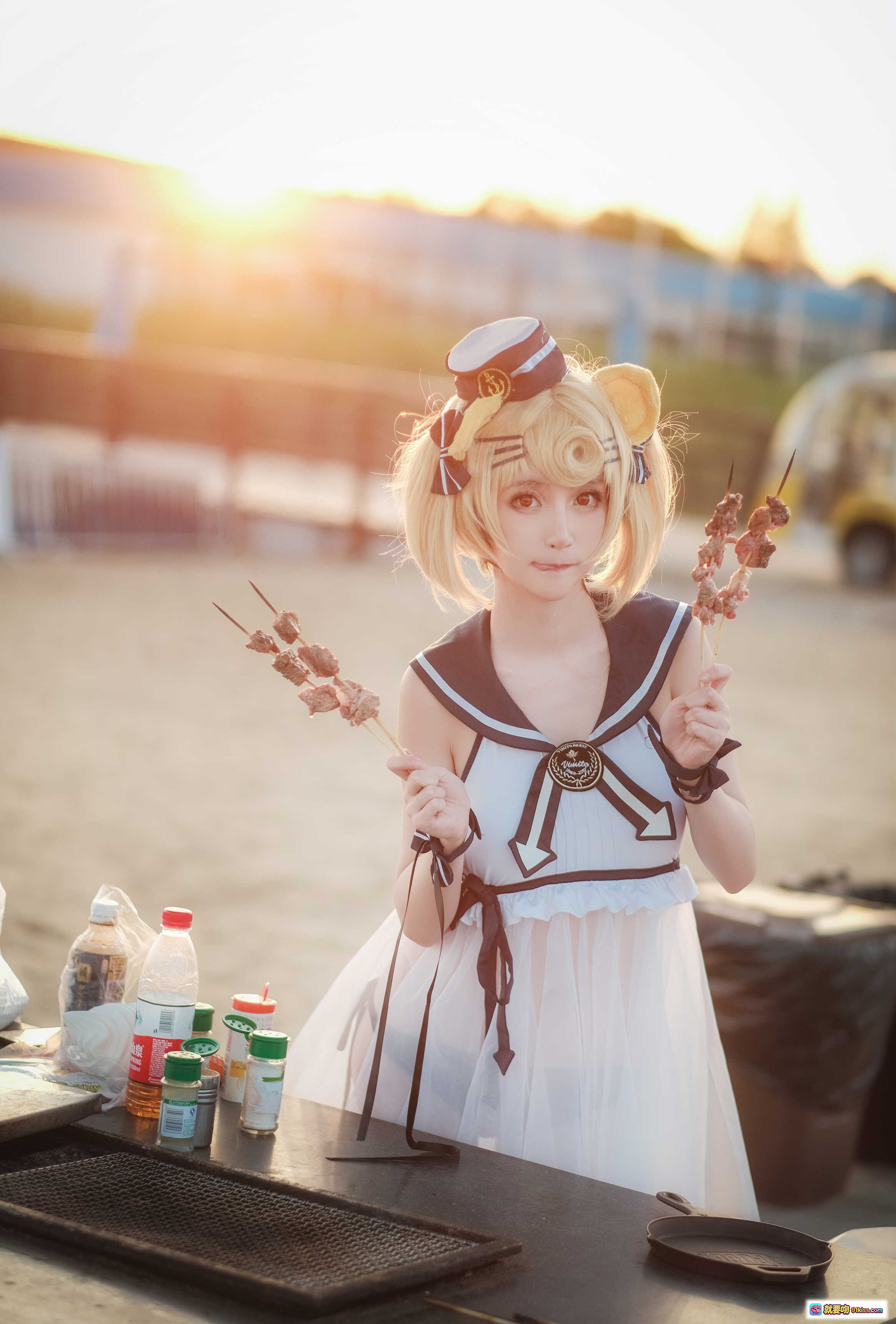 yui金鱼NO.004古米泳装cosplay海边烧烤写真 金发双马尾水手服少女手持烤串夕阳氛围感美图 - 就要吻