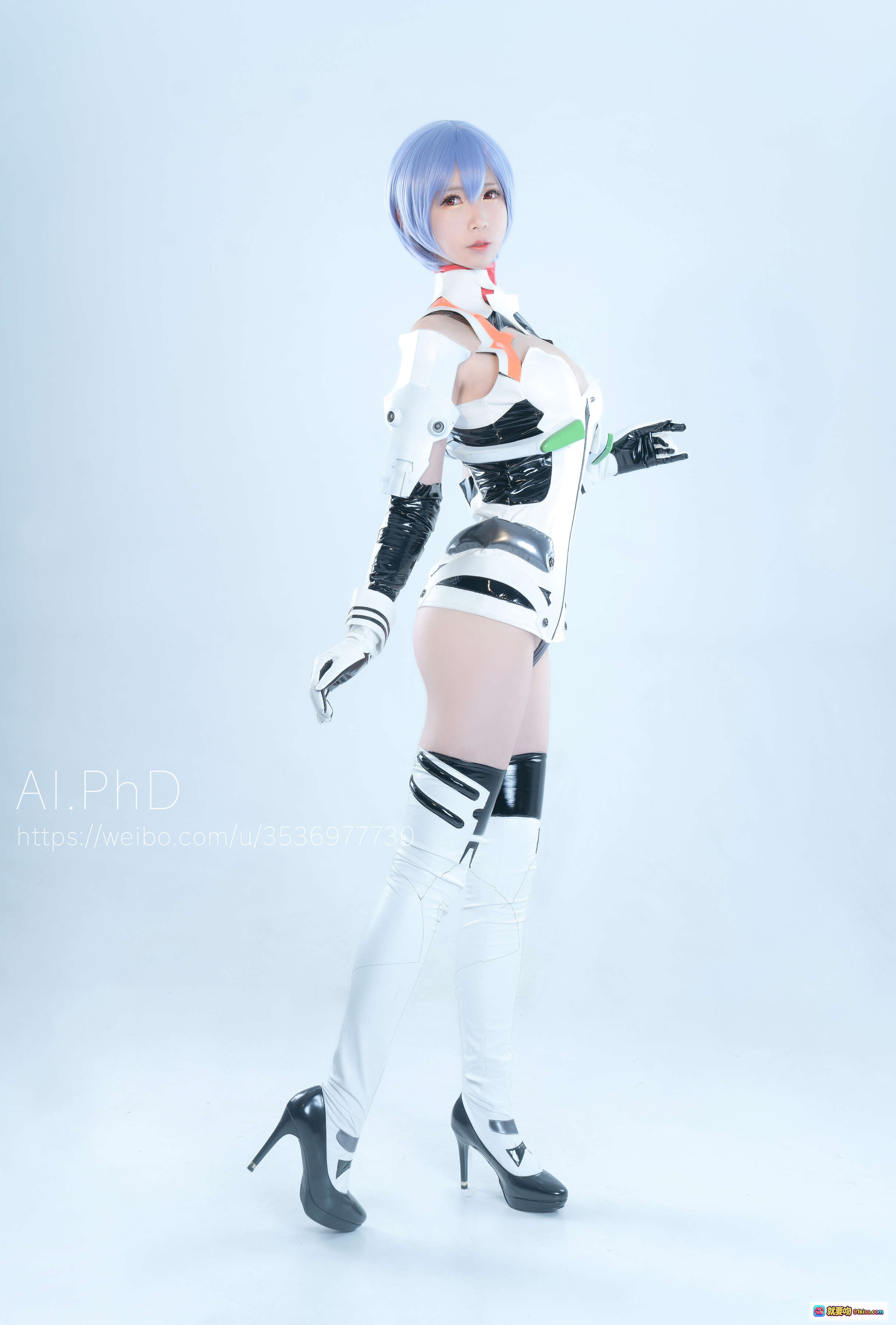 图片[1] - 绫波丽cosplay写真｜蓝发少女白黑机甲风造型｜高跟长靴性感姿态｜AI.PhD摄影精选 - 就要吻