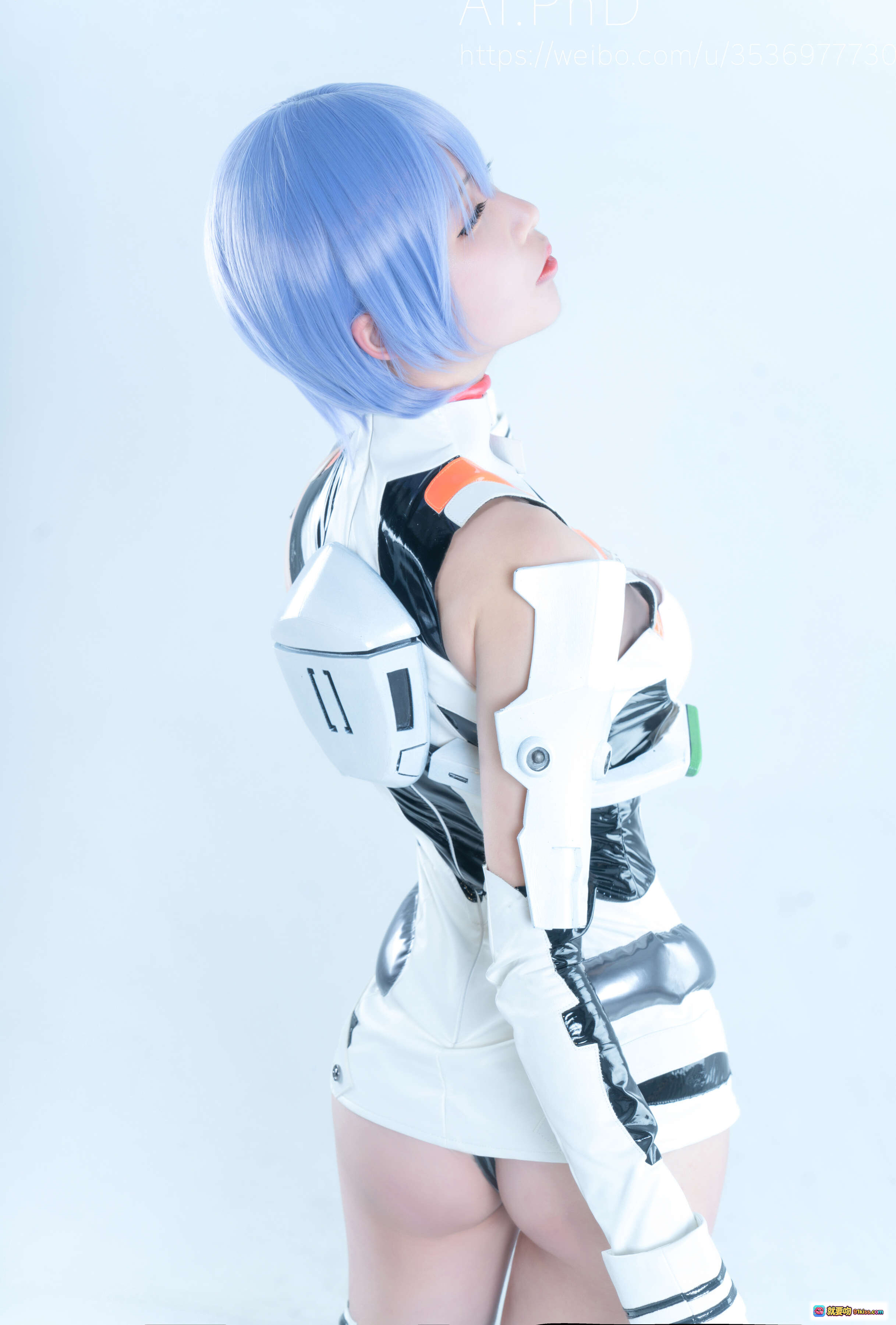 图片[2] - 绫波丽cosplay写真｜蓝发少女白黑机甲风造型｜高跟长靴性感姿态｜AI.PhD摄影精选 - 就要吻