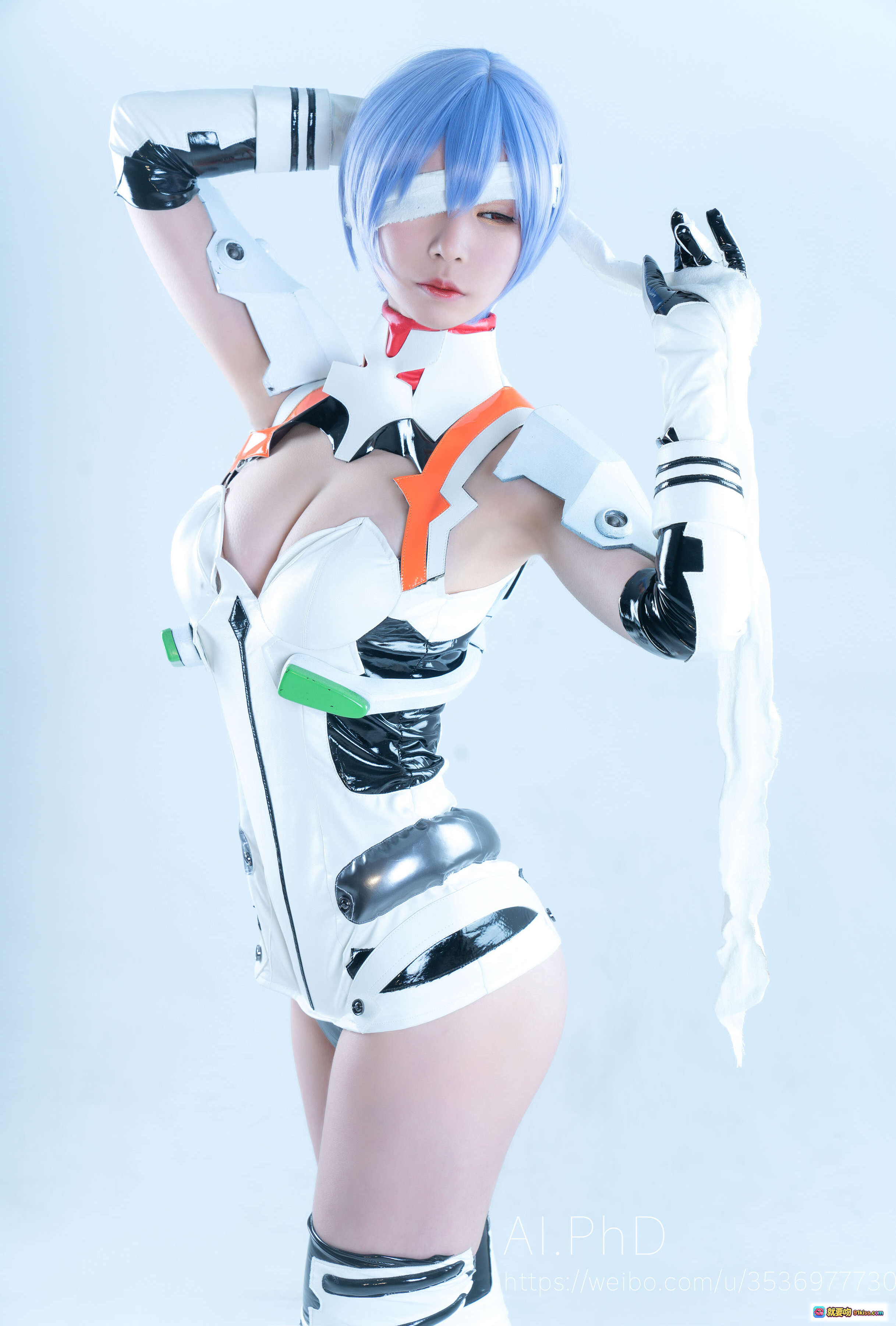 图片[9] - 绫波丽cosplay写真｜蓝发少女白黑机甲风造型｜高跟长靴性感姿态｜AI.PhD摄影精选 - 就要吻