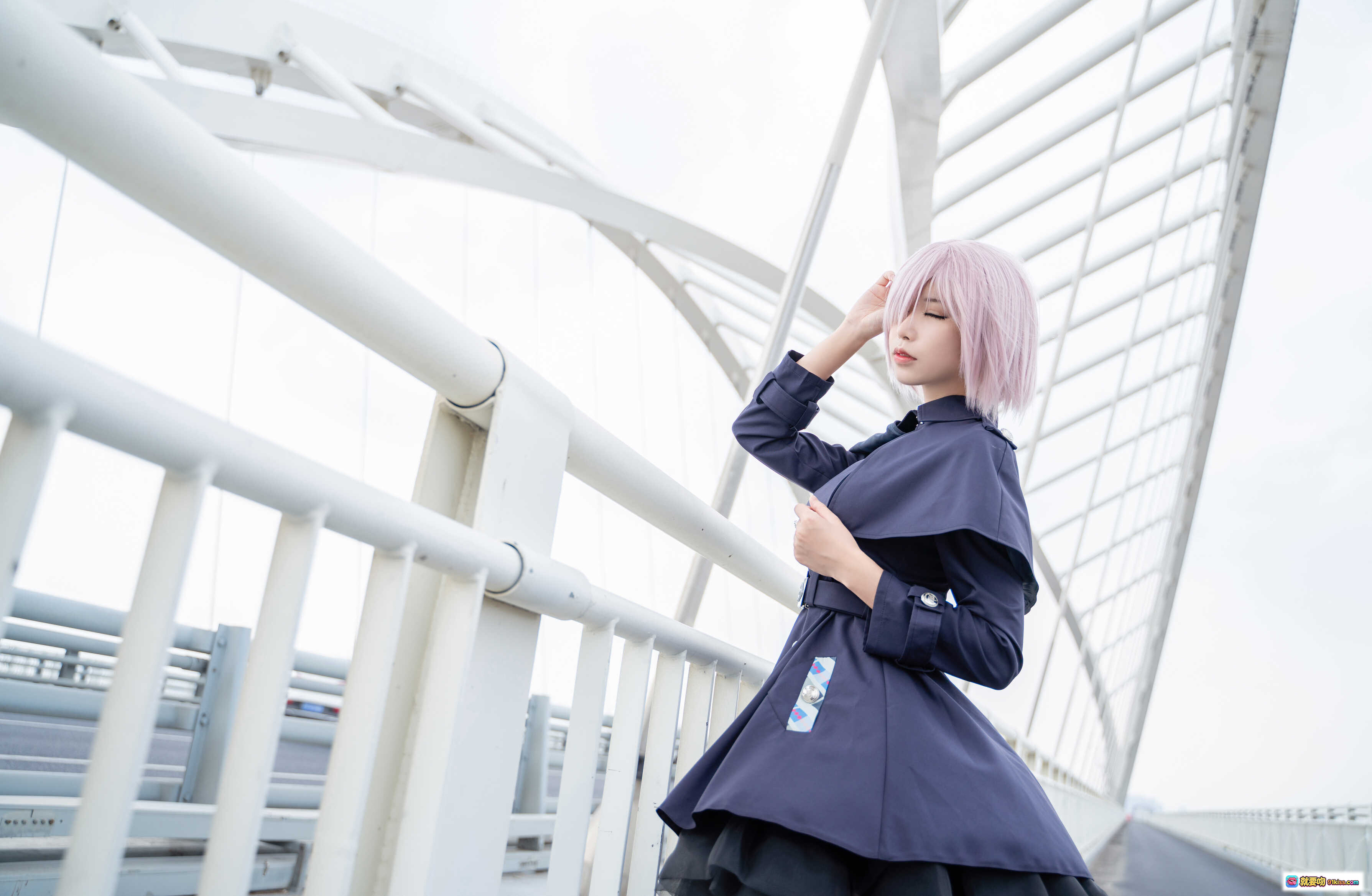 图片[6] - 爱老师玛修cosplay写真｜粉发少女桥上优雅姿态｜深蓝军装风连衣裙搭配棕色长靴｜28P高清图集 - 就要吻