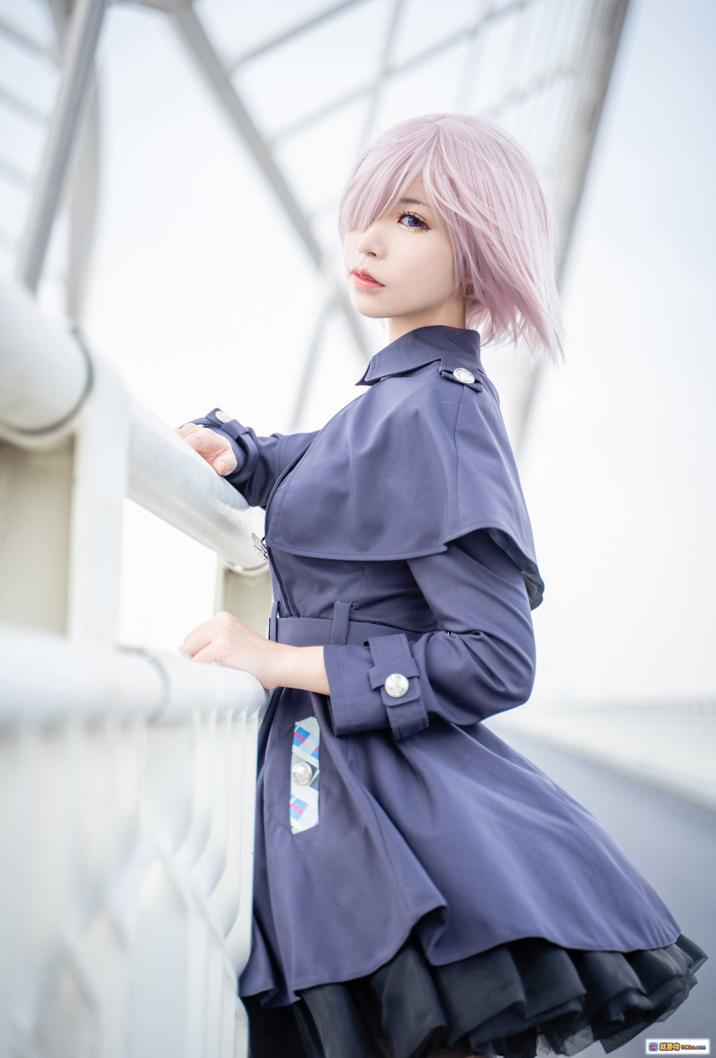 图片[5] - 爱老师玛修cosplay写真｜粉发少女桥上优雅姿态｜深蓝军装风连衣裙搭配棕色长靴｜28P高清图集 - 就要吻