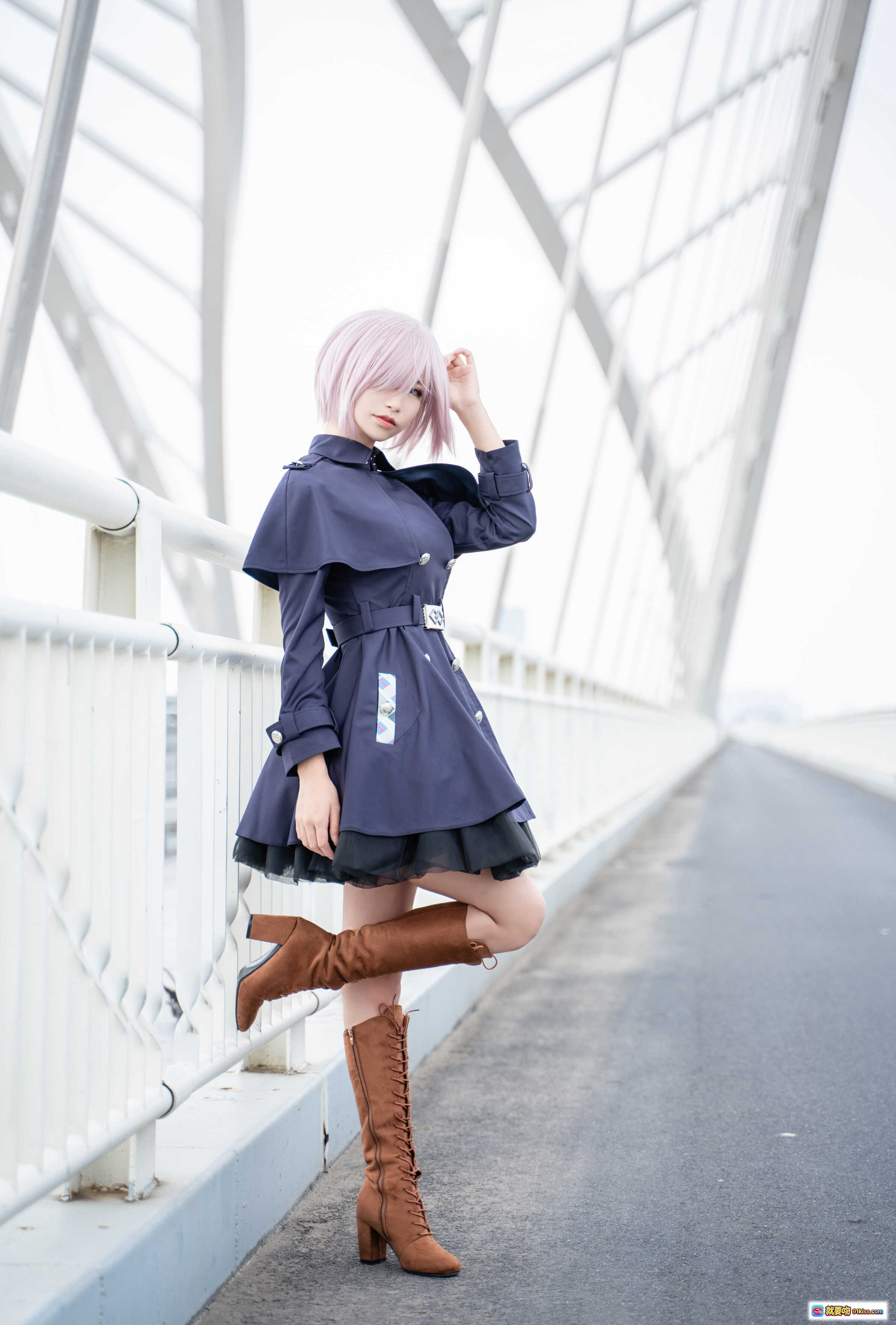 图片[4] - 爱老师玛修cosplay写真｜粉发少女桥上优雅姿态｜深蓝军装风连衣裙搭配棕色长靴｜28P高清图集 - 就要吻