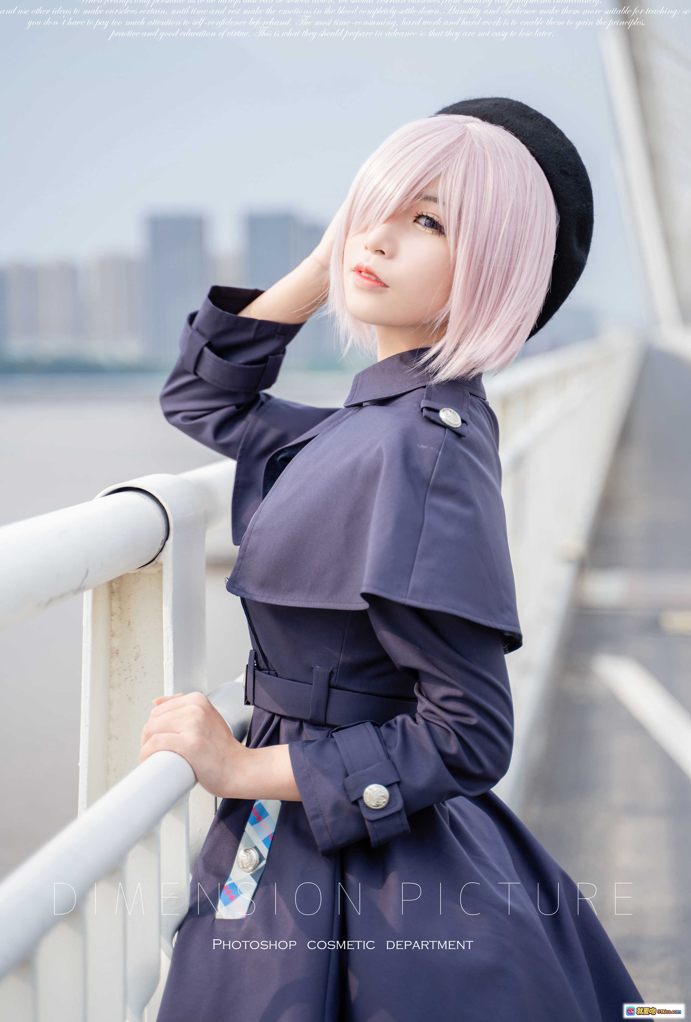 图片[2] - 爱老师玛修cosplay写真｜粉发少女桥上优雅姿态｜深蓝军装风连衣裙搭配棕色长靴｜28P高清图集 - 就要吻