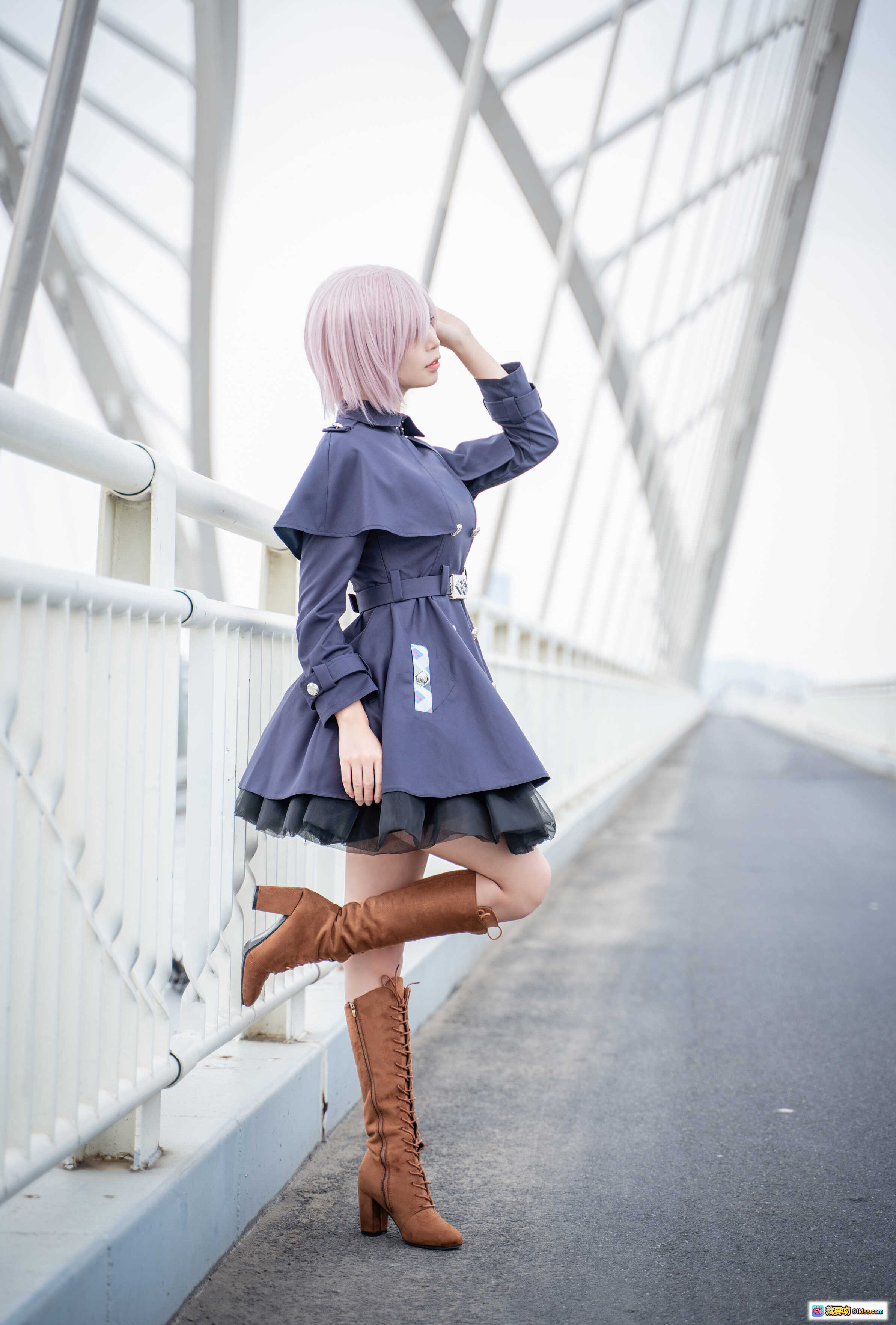 图片[8] - 爱老师玛修cosplay写真｜粉发少女桥上优雅姿态｜深蓝军装风连衣裙搭配棕色长靴｜28P高清图集 - 就要吻