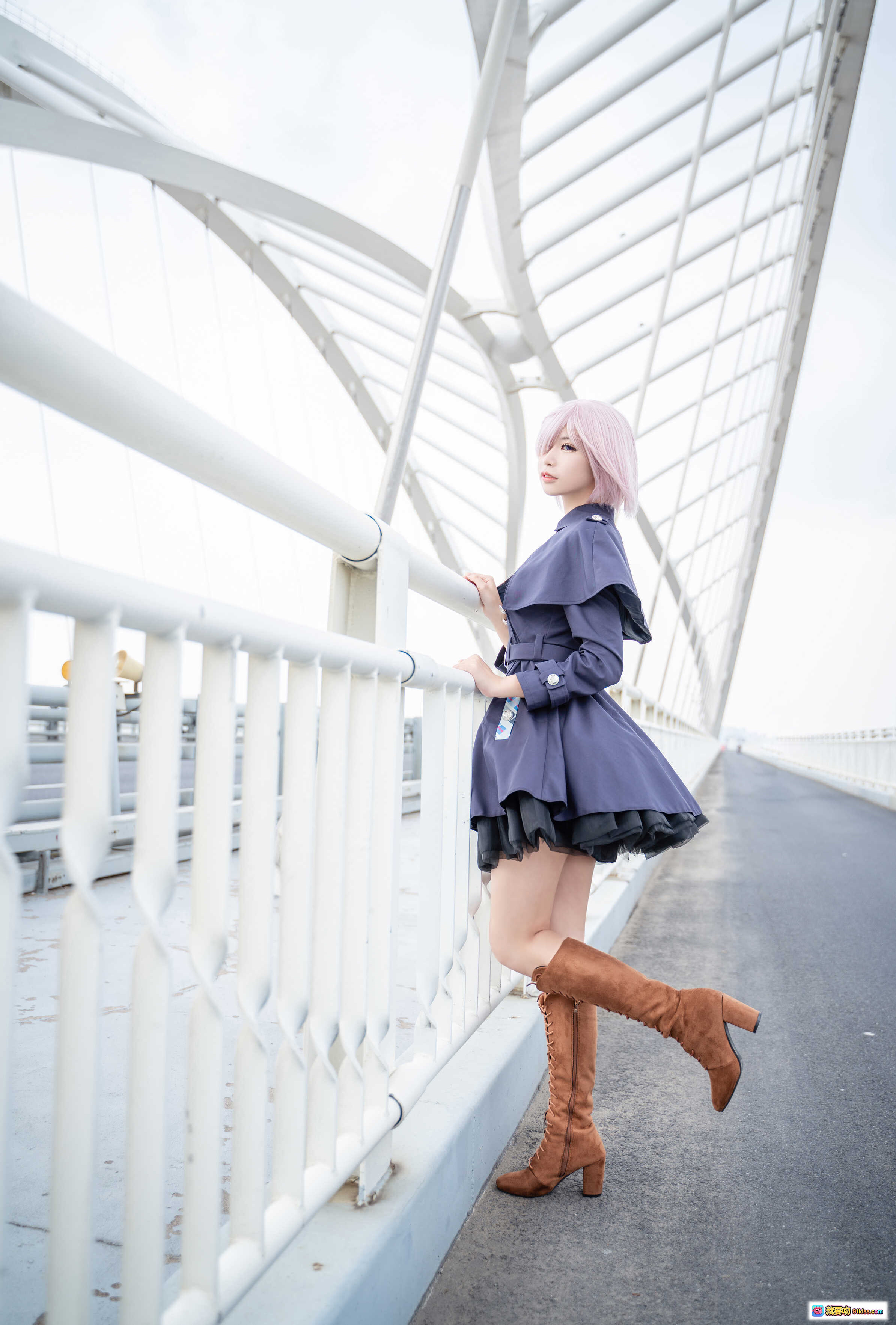 图片[9] - 爱老师玛修cosplay写真｜粉发少女桥上优雅姿态｜深蓝军装风连衣裙搭配棕色长靴｜28P高清图集 - 就要吻