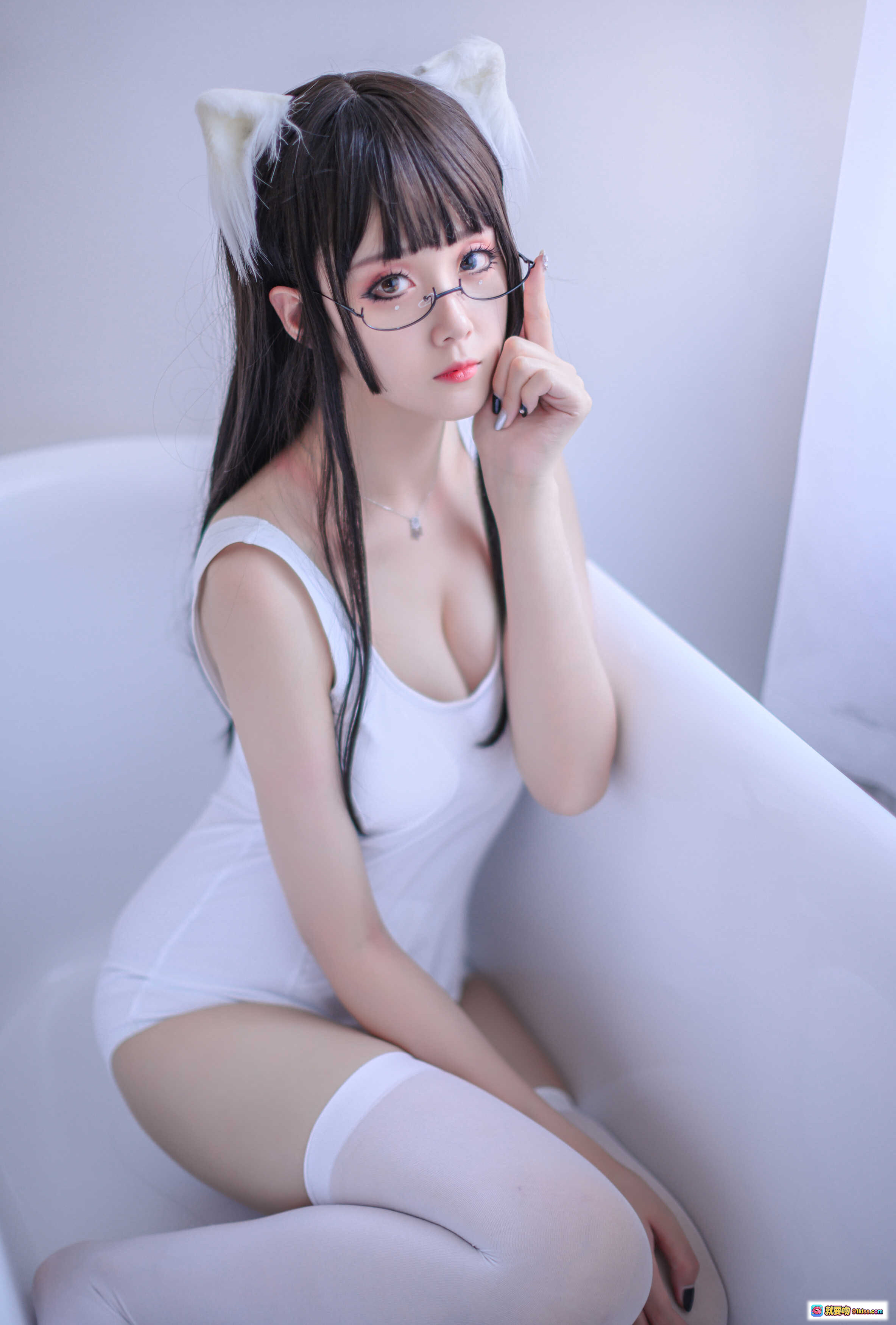 秋楚楚死库水写真｜白猫耳眼镜少女｜纯欲风白色连体衣｜性感美腿丝袜｜40P高清图集 - 就要吻