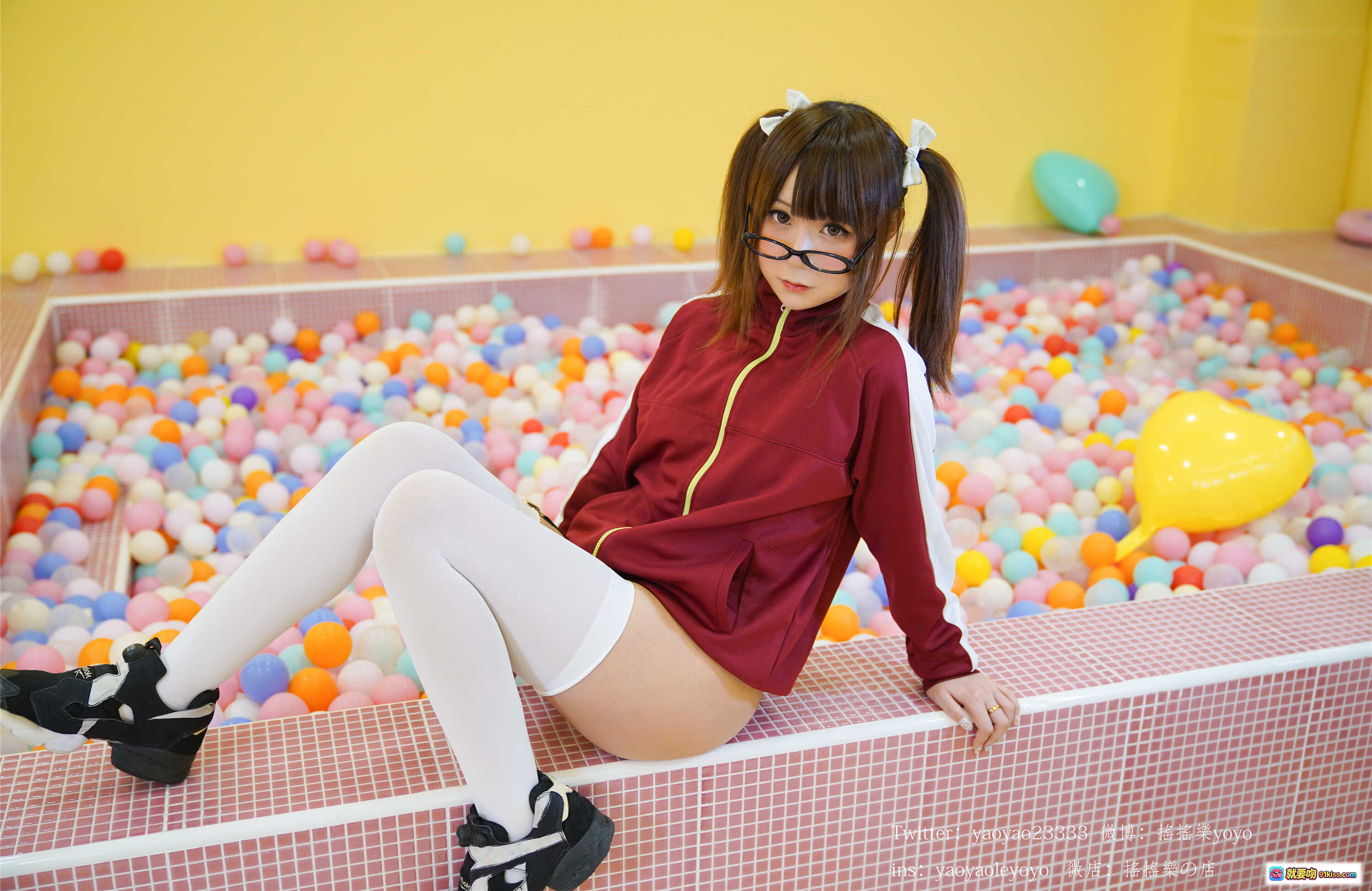 图片[10] - 摇摇乐yoyo NO.029写真自撮りVol.14｜球池少女眼镜双马尾红衣白袜运动鞋萌系私房摄影79P - 就要吻