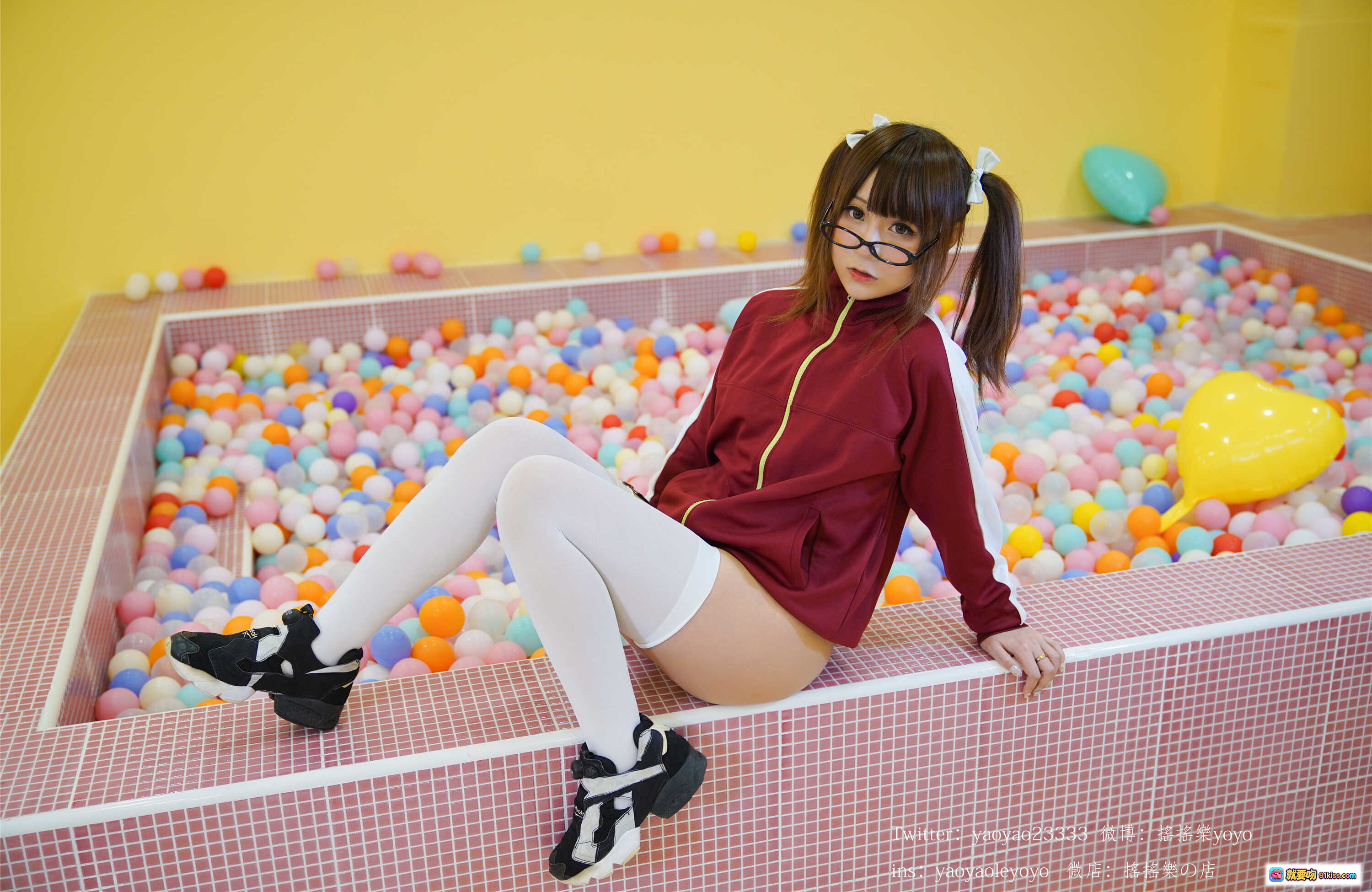 图片[1] - 摇摇乐yoyo NO.029写真自撮りVol.14｜球池少女眼镜双马尾红衣白袜运动鞋萌系私房摄影79P - 就要吻