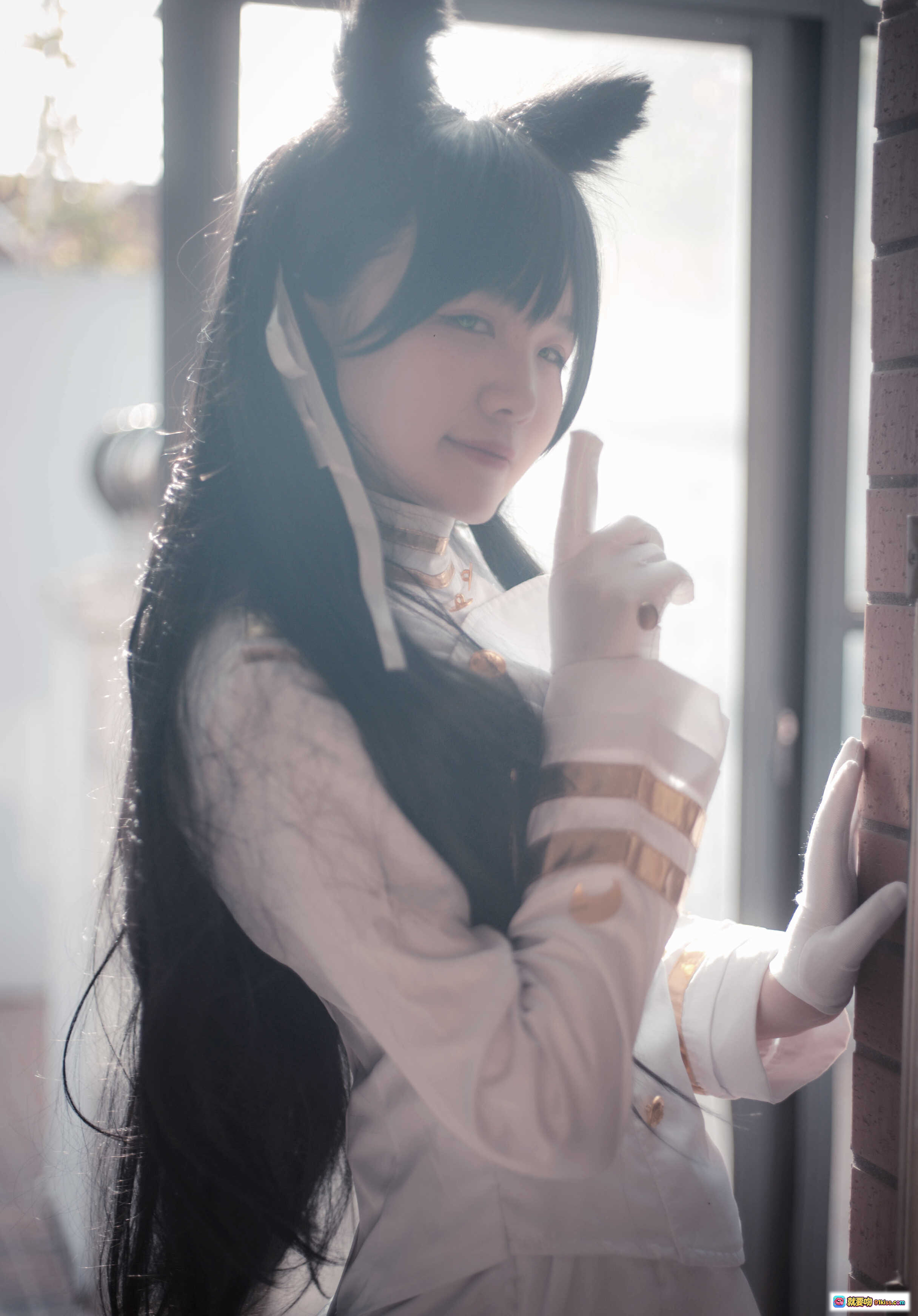 图片[3] - 阿半COS爱宕超萌兔耳制服写真 NO.004 白色军装风少女微笑伸手窗边光影美拍 - 就要吻