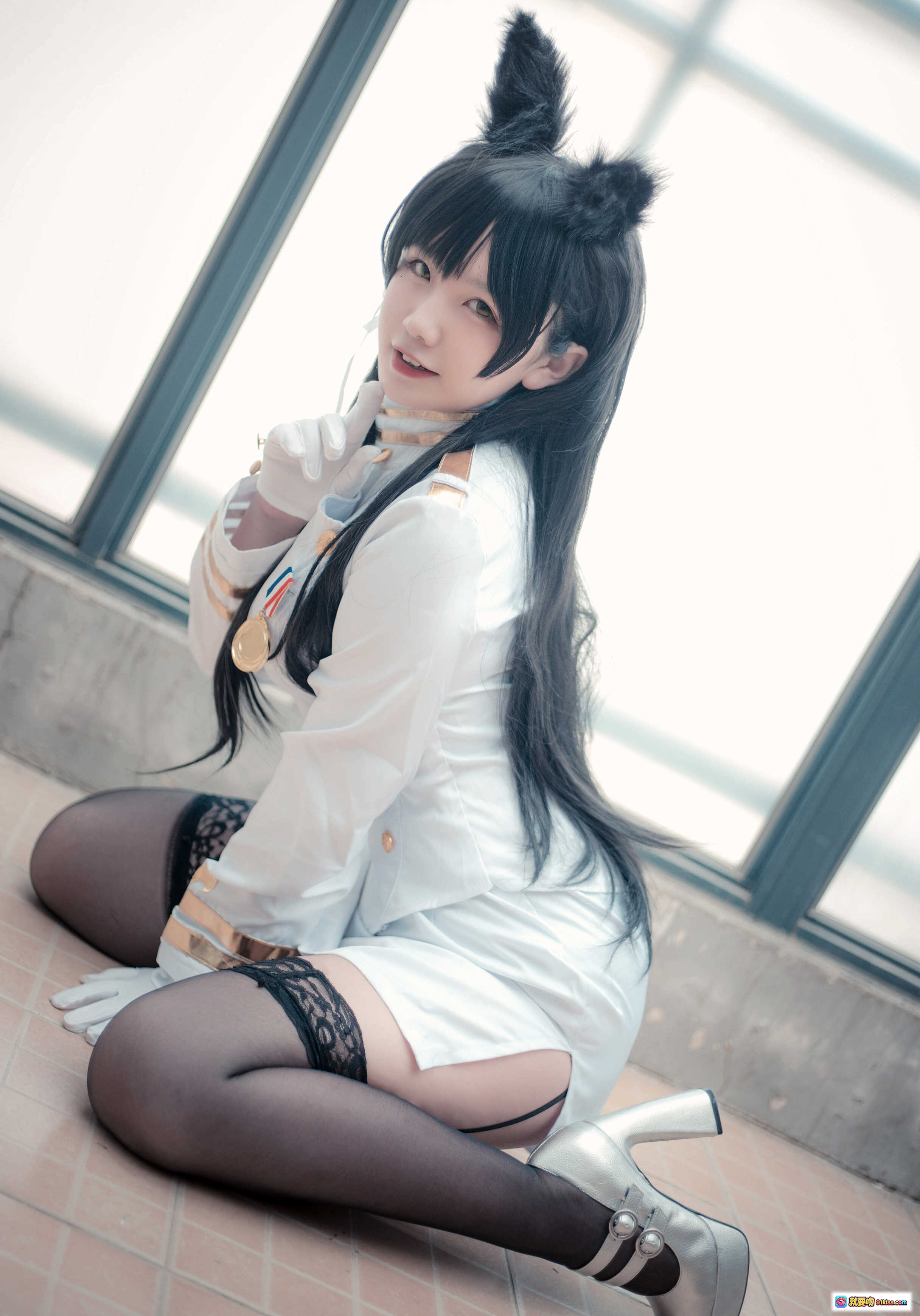 图片[5] - 阿半COS爱宕超萌兔耳制服写真 NO.004 白色军装风少女微笑伸手窗边光影美拍 - 就要吻