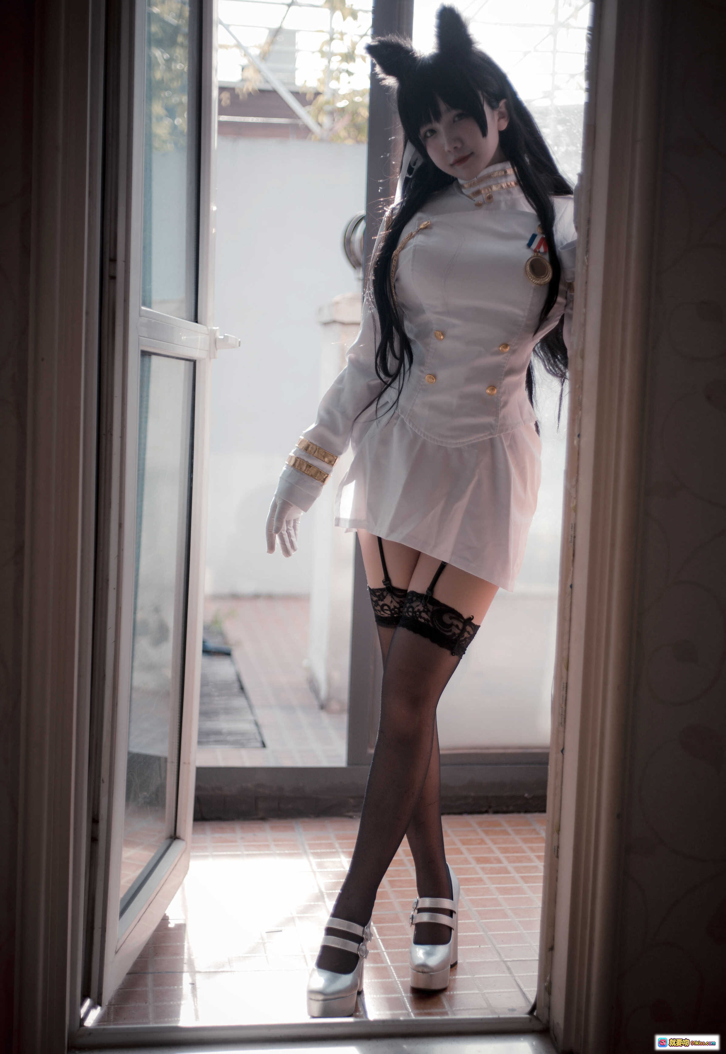 图片[6] - 阿半COS爱宕超萌兔耳制服写真 NO.004 白色军装风少女微笑伸手窗边光影美拍 - 就要吻