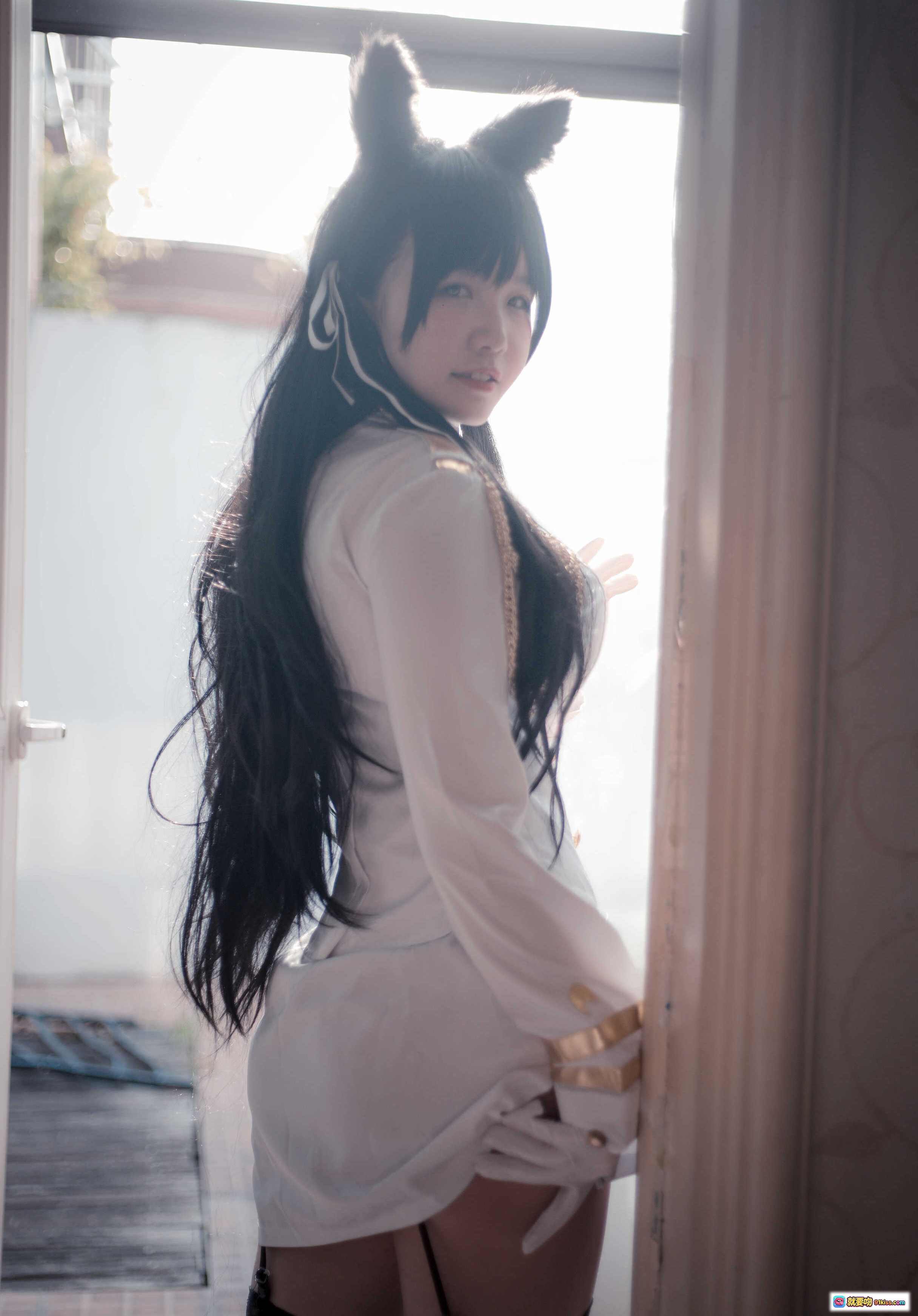 图片[7] - 阿半COS爱宕超萌兔耳制服写真 NO.004 白色军装风少女微笑伸手窗边光影美拍 - 就要吻