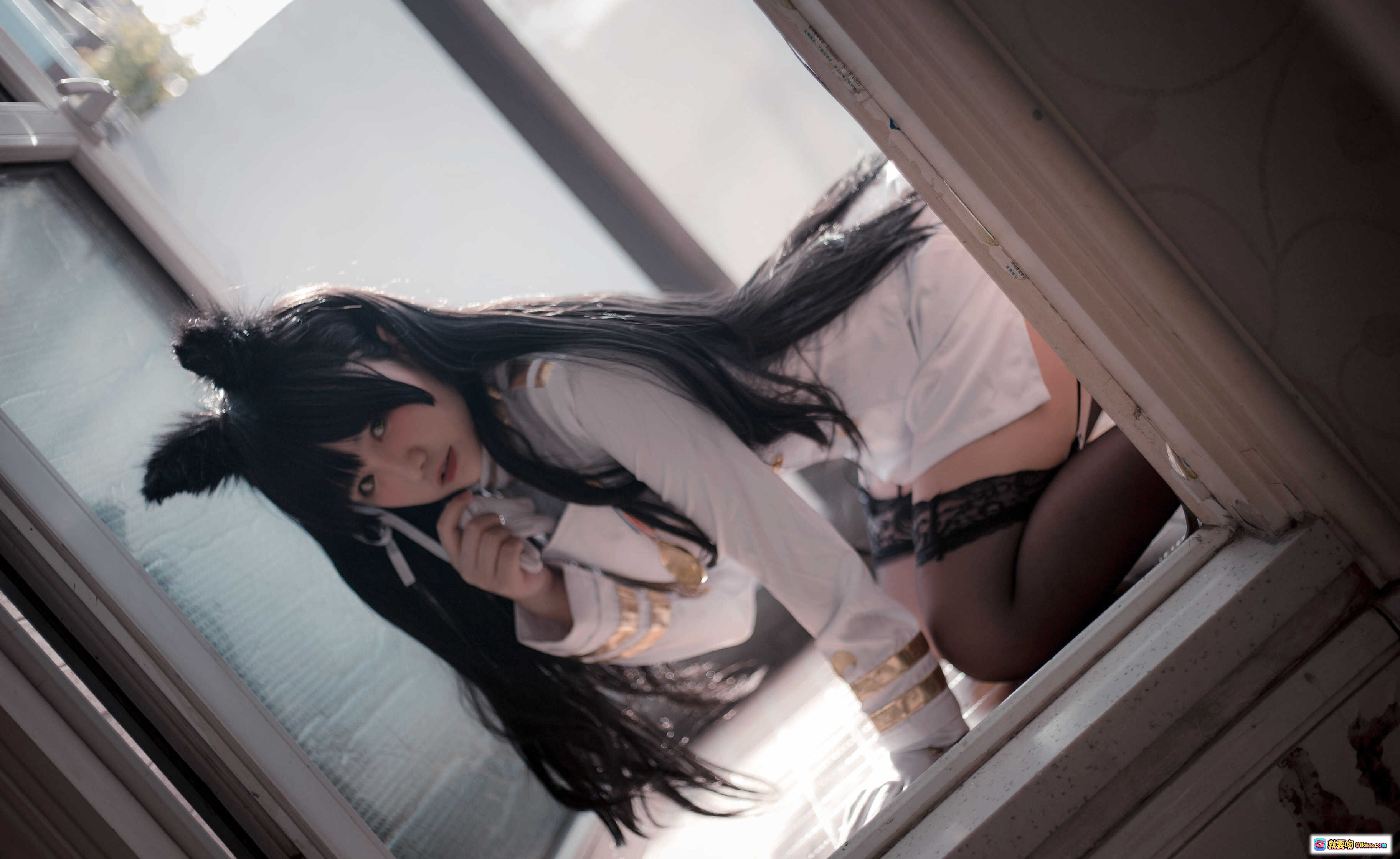 图片[2] - 阿半COS爱宕超萌兔耳制服写真 NO.004 白色军装风少女微笑伸手窗边光影美拍 - 就要吻