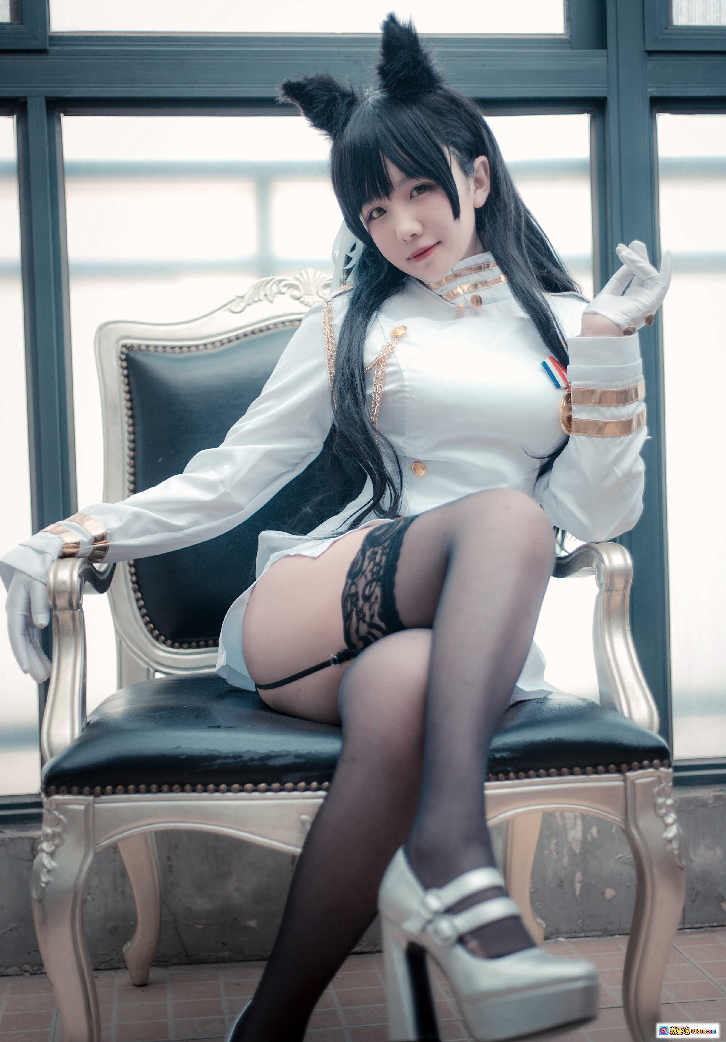 图片[8] - 阿半COS爱宕超萌兔耳制服写真 NO.004 白色军装风少女微笑伸手窗边光影美拍 - 就要吻