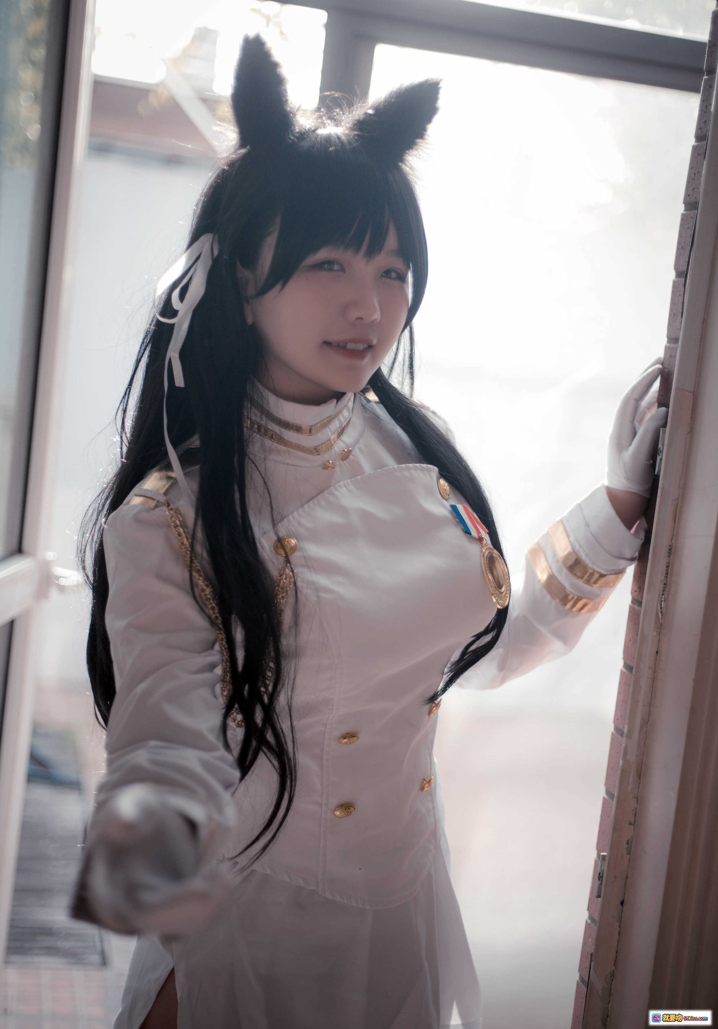 图片[1] - 阿半COS爱宕超萌兔耳制服写真 NO.004 白色军装风少女微笑伸手窗边光影美拍 - 就要吻