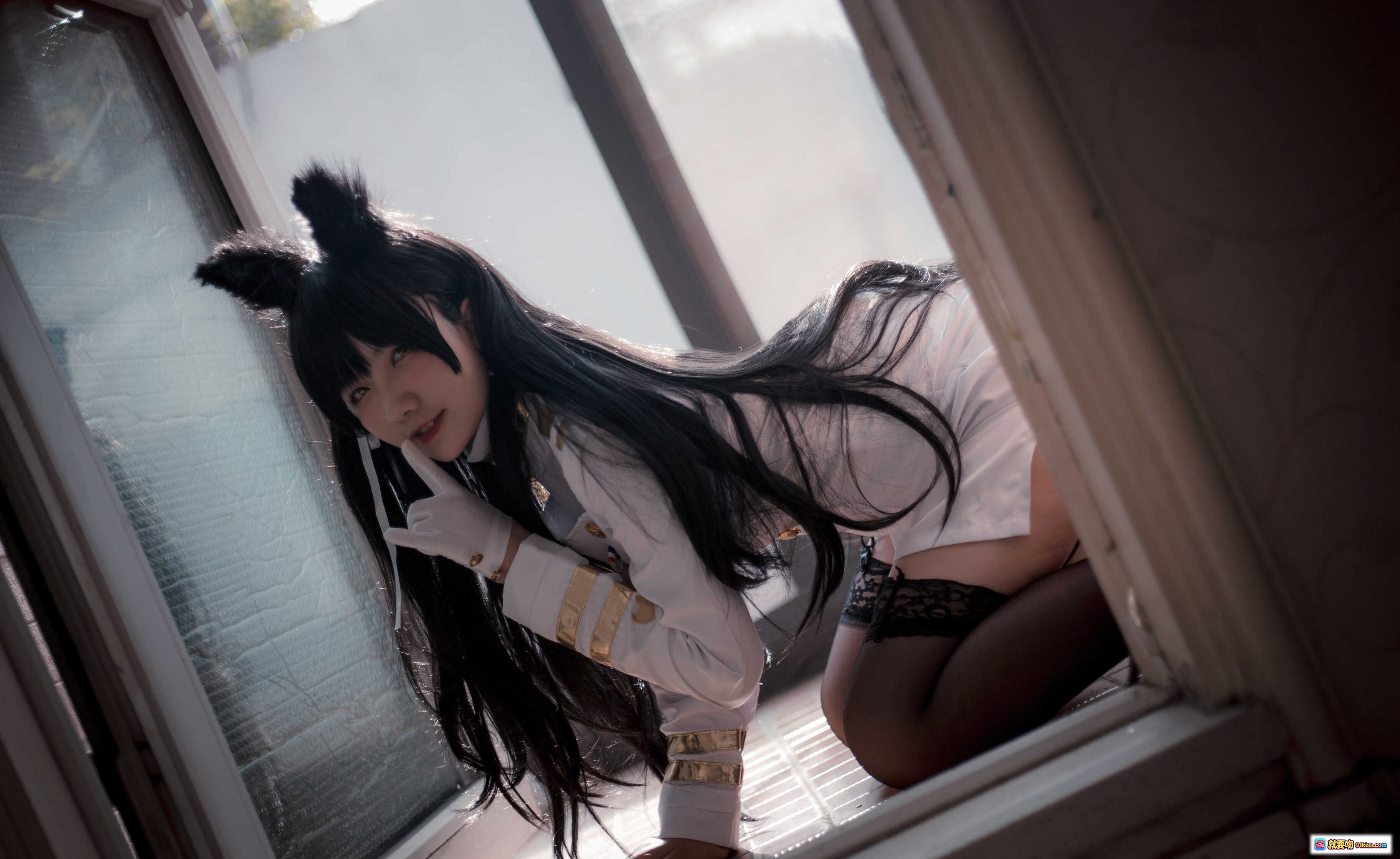 图片[10] - 阿半COS爱宕超萌兔耳制服写真 NO.004 白色军装风少女微笑伸手窗边光影美拍 - 就要吻