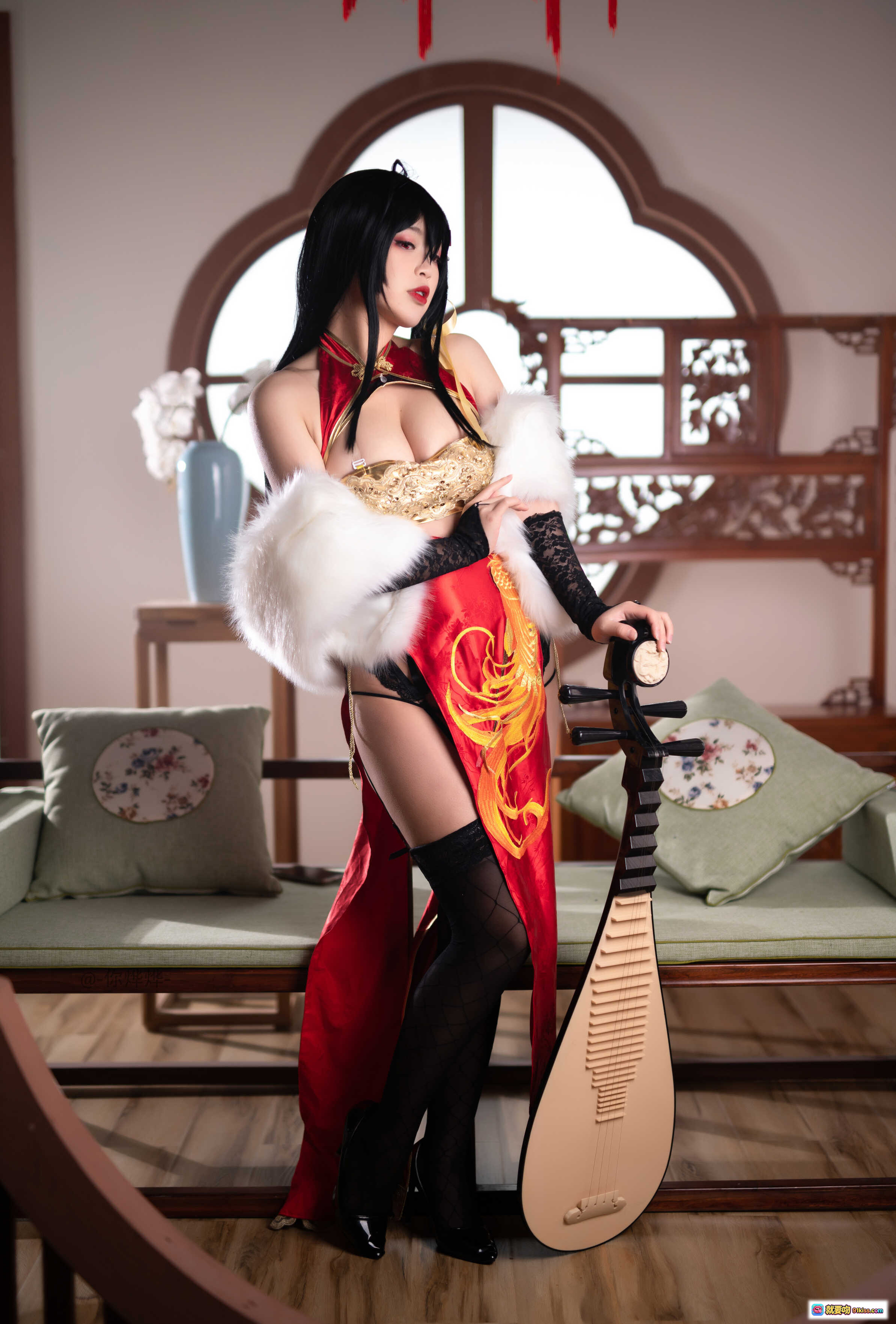 图片[9] - 白烨Vol.003大凤旗袍新年限定写真｜红金刺绣旗袍+渔网黑丝+琵琶古风美少女Cosplay - 就要吻