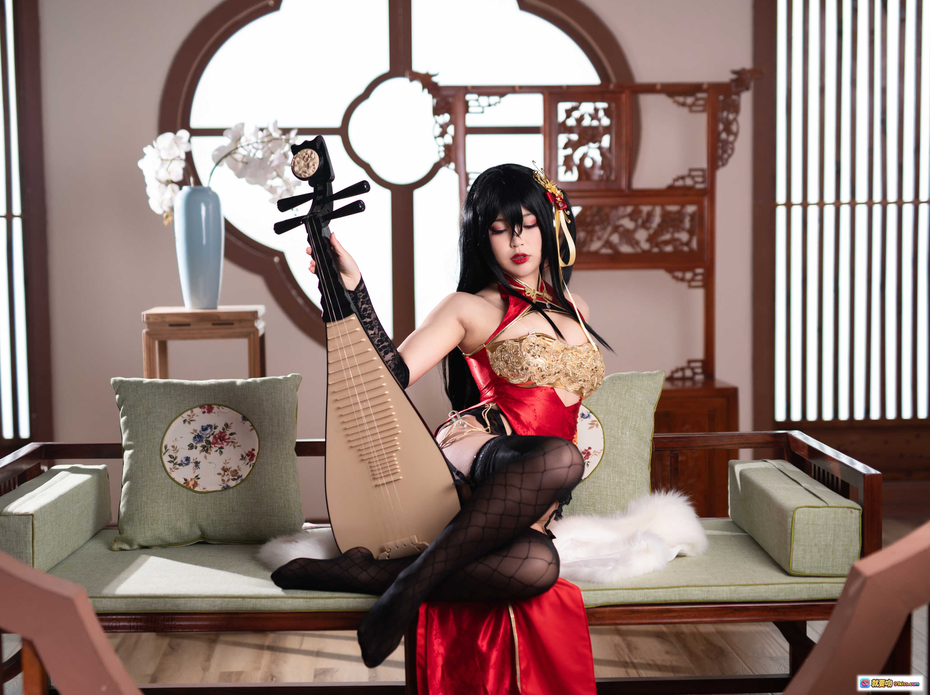 图片[2] - 白烨Vol.003大凤旗袍新年限定写真｜红金刺绣旗袍+渔网黑丝+琵琶古风美少女Cosplay - 就要吻