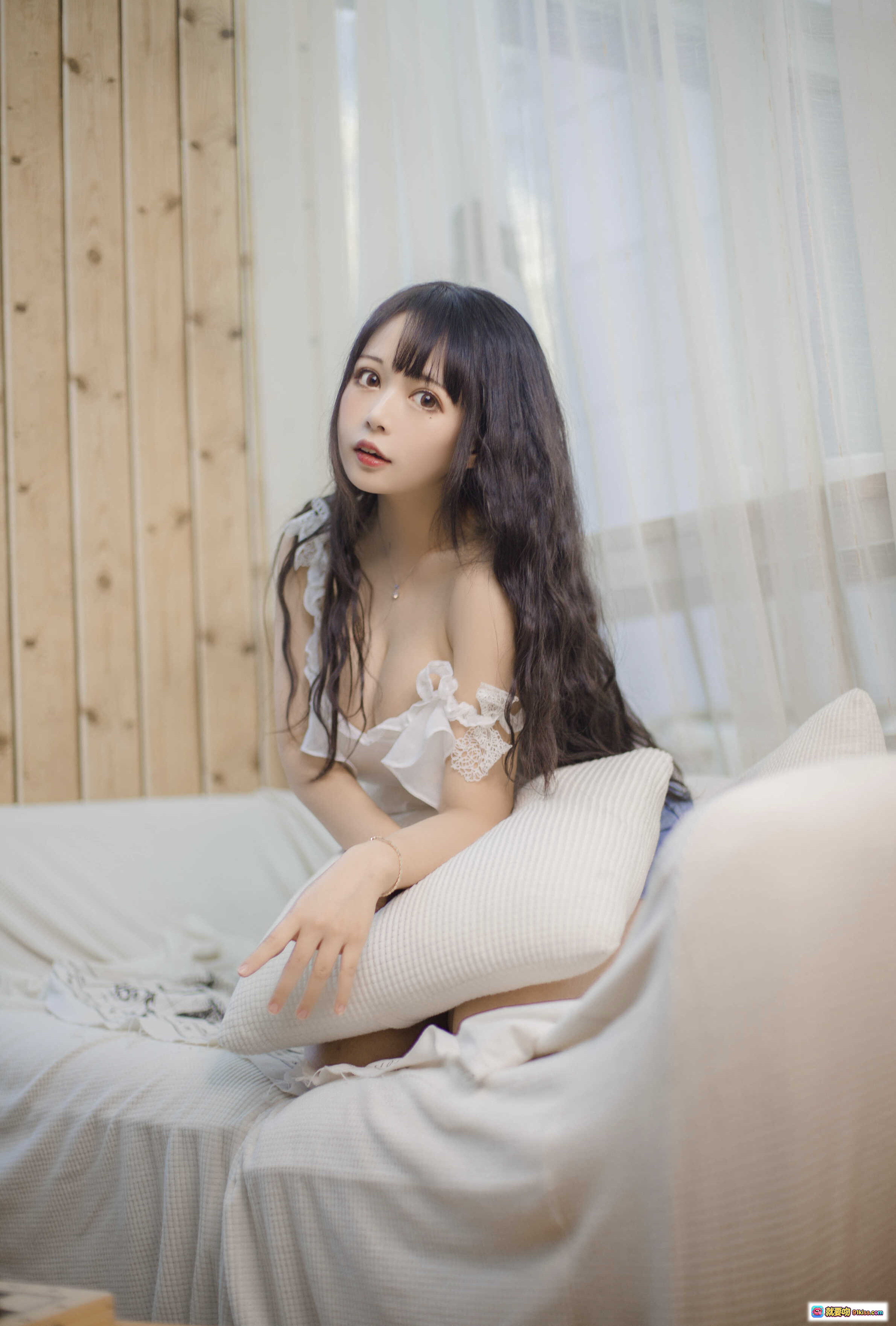 图片[4] - 黑猫猫OvO NO.007 客厅写真 白色蕾丝吊带上衣 牛仔短裤 甜美少女风 糖果背景 柔光人像 16P高清图集 - 就要吻