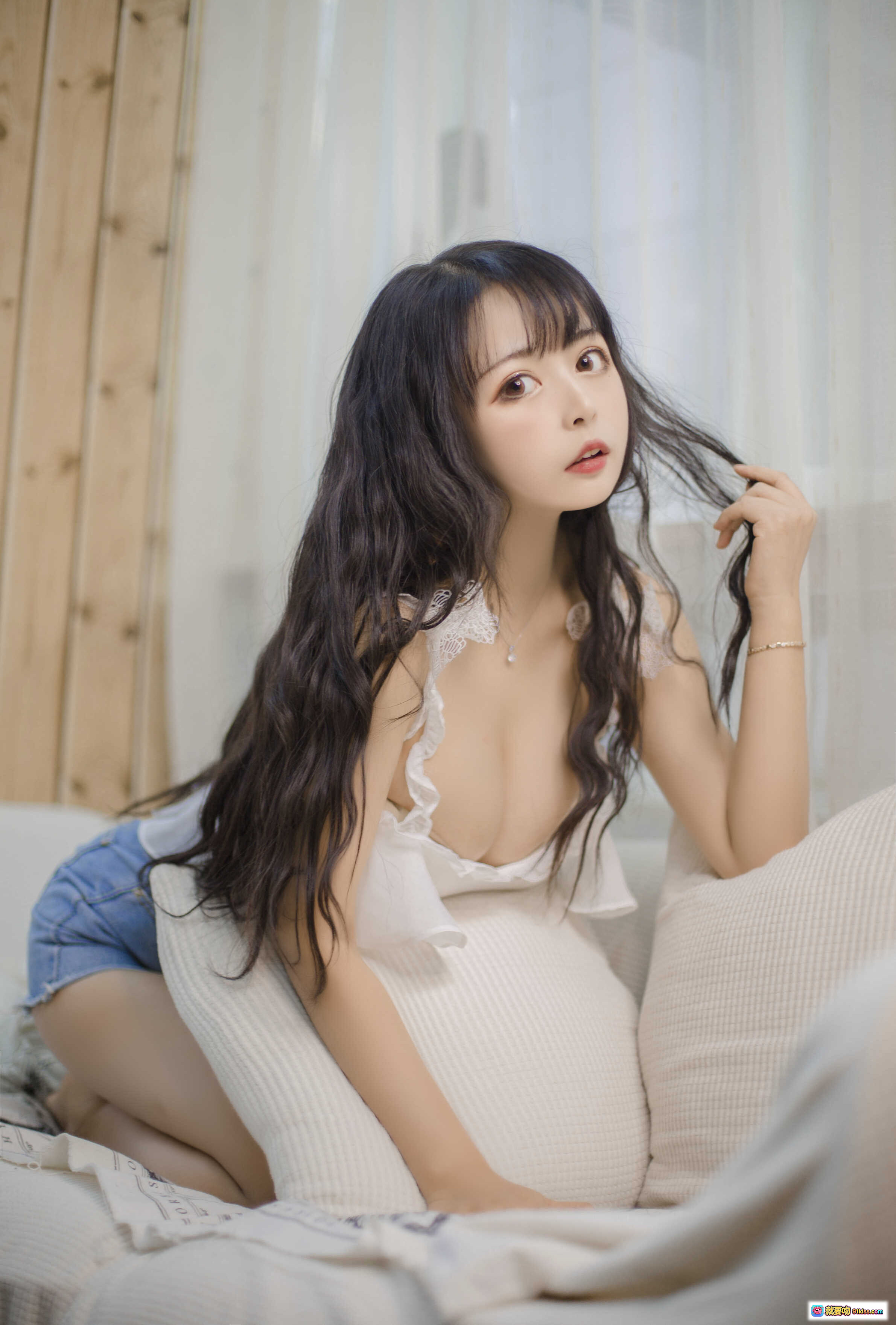 图片[6] - 黑猫猫OvO NO.007 客厅写真 白色蕾丝吊带上衣 牛仔短裤 甜美少女风 糖果背景 柔光人像 16P高清图集 - 就要吻