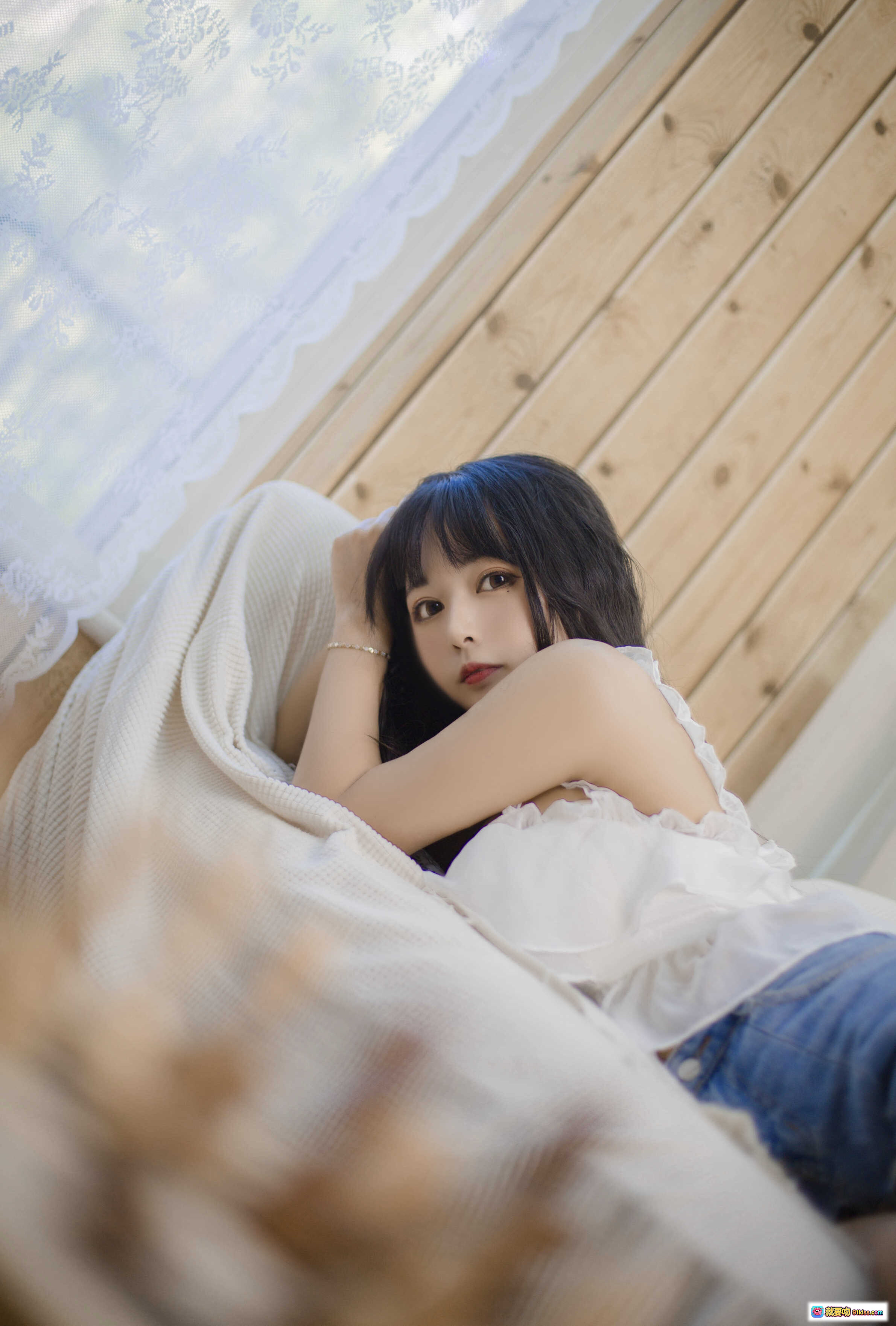 图片[9] - 黑猫猫OvO NO.007 客厅写真 白色蕾丝吊带上衣 牛仔短裤 甜美少女风 糖果背景 柔光人像 16P高清图集 - 就要吻