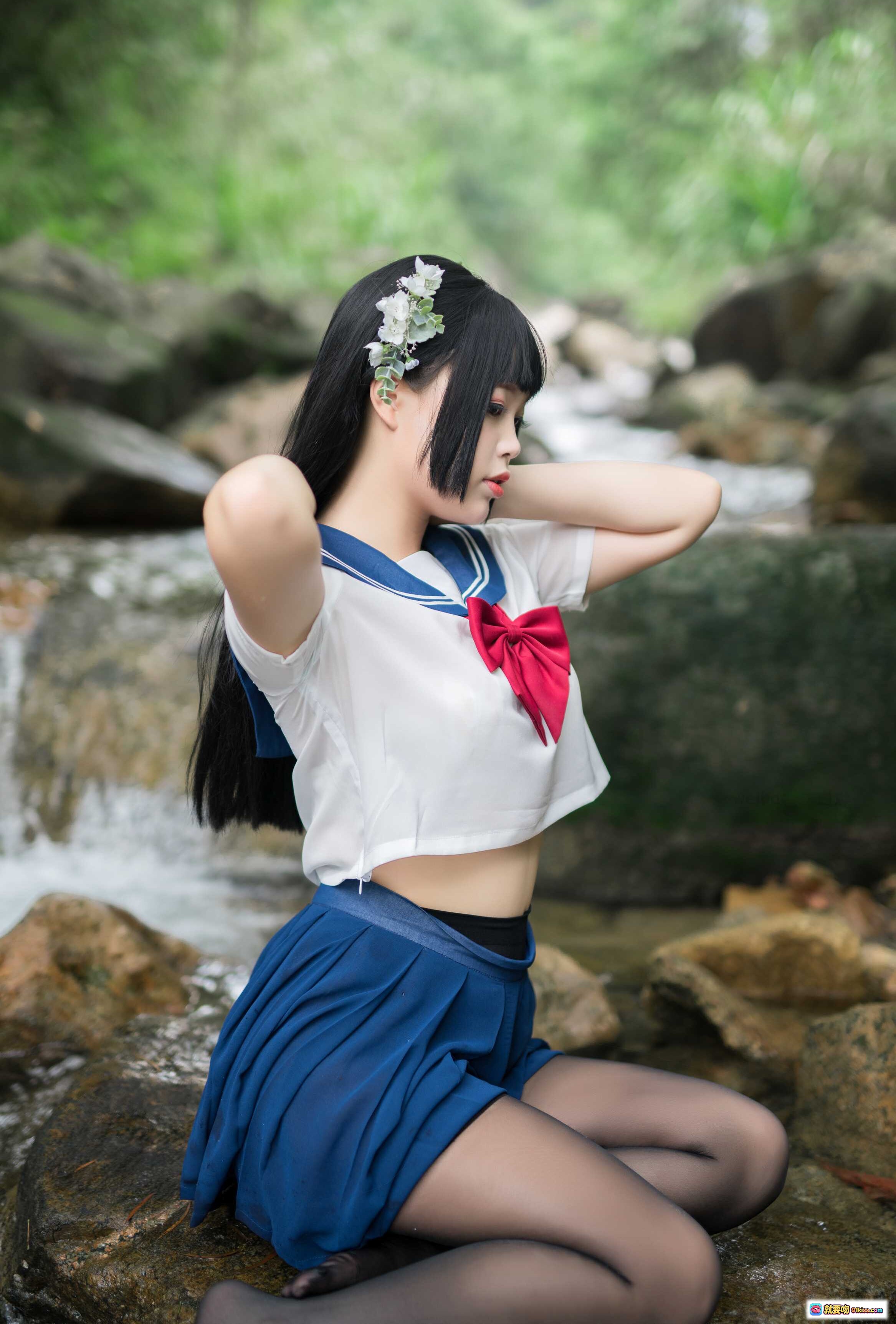 图片[2] - 白烨Vol.013湿身JK写真｜花环少女溪边岩石蹲姿｜水手服黑丝美腿｜自然光影清新风格 - 就要吻