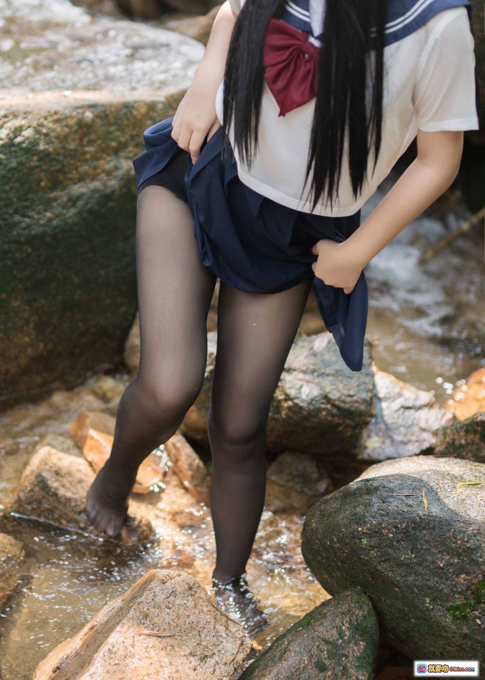 图片[9] - 白烨Vol.013湿身JK写真｜花环少女溪边岩石蹲姿｜水手服黑丝美腿｜自然光影清新风格 - 就要吻