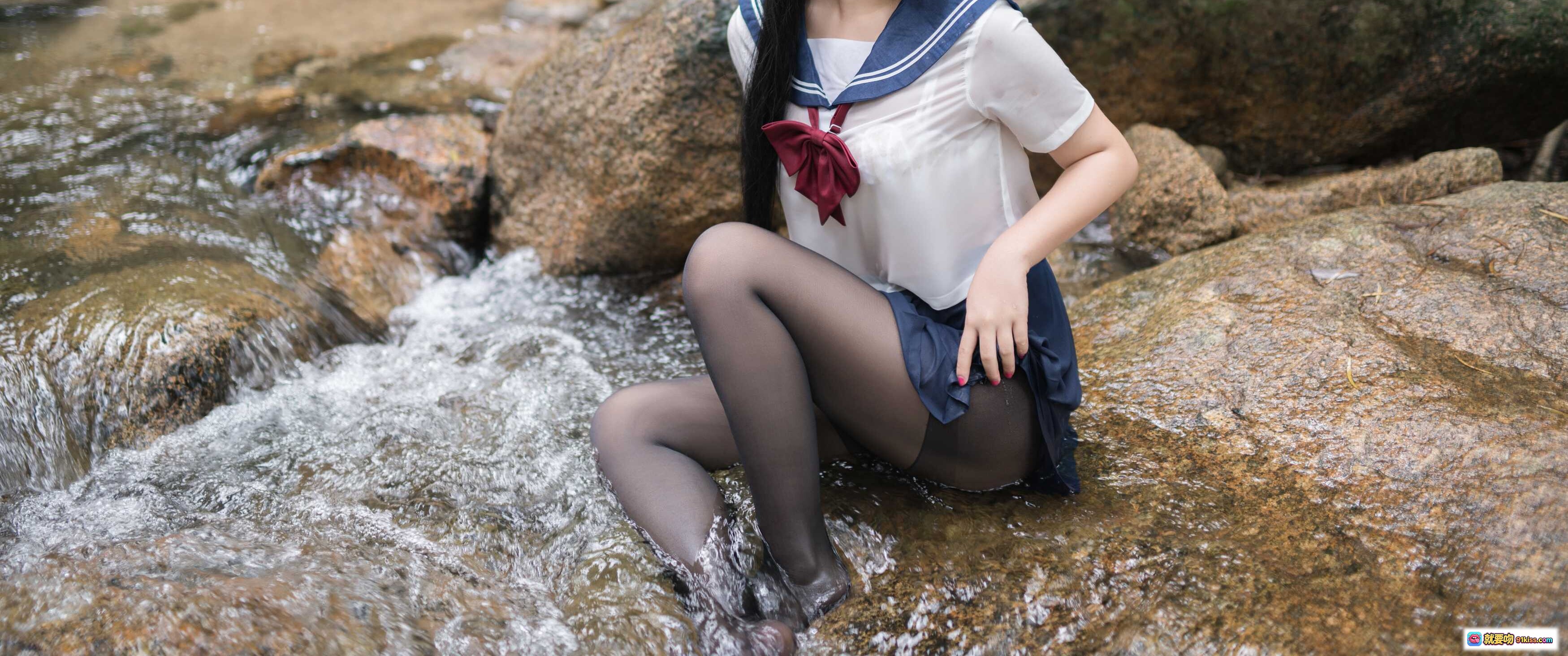图片[6] - 白烨Vol.013湿身JK写真｜花环少女溪边岩石蹲姿｜水手服黑丝美腿｜自然光影清新风格 - 就要吻