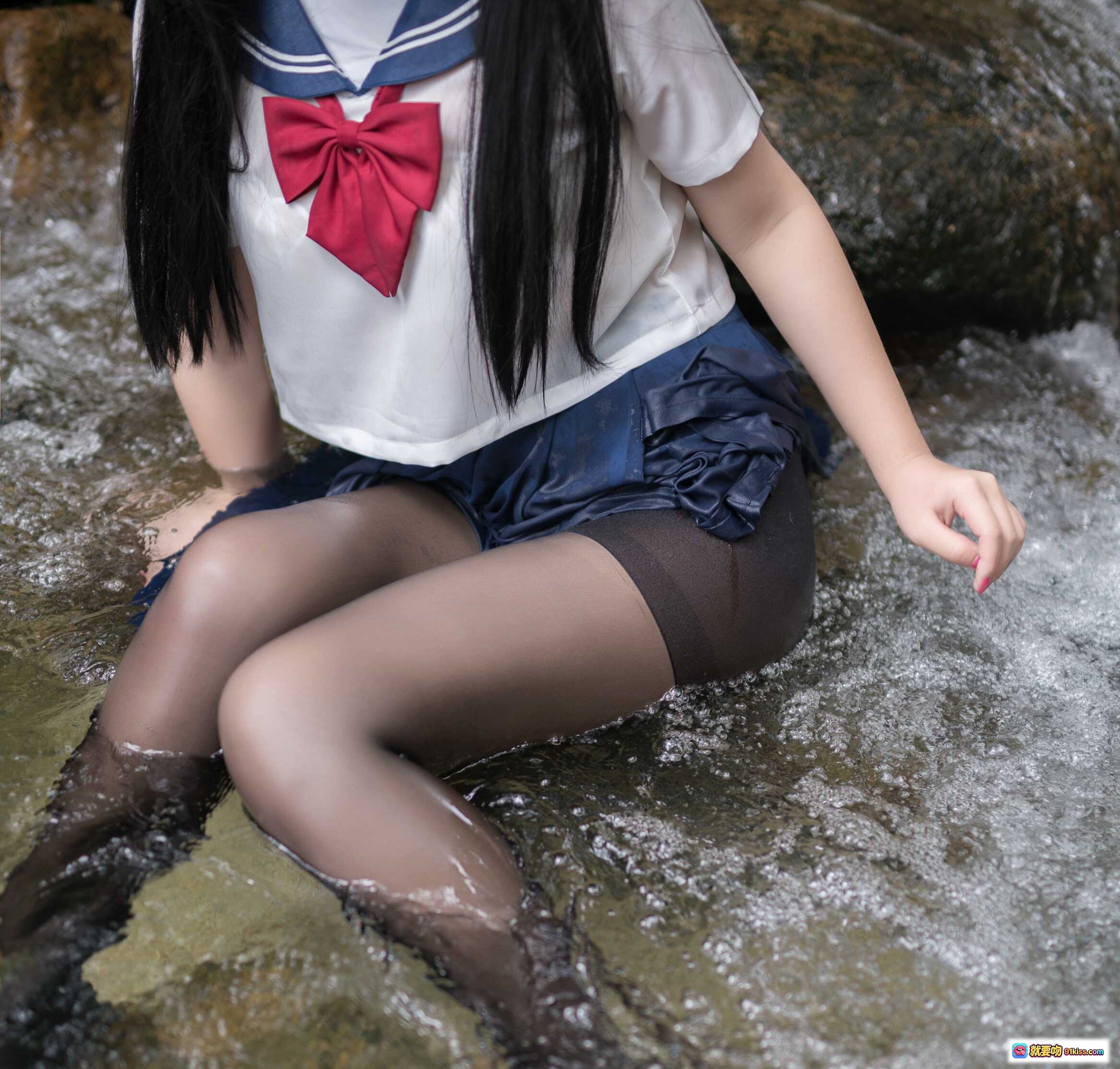 图片[8] - 白烨Vol.013湿身JK写真｜花环少女溪边岩石蹲姿｜水手服黑丝美腿｜自然光影清新风格 - 就要吻