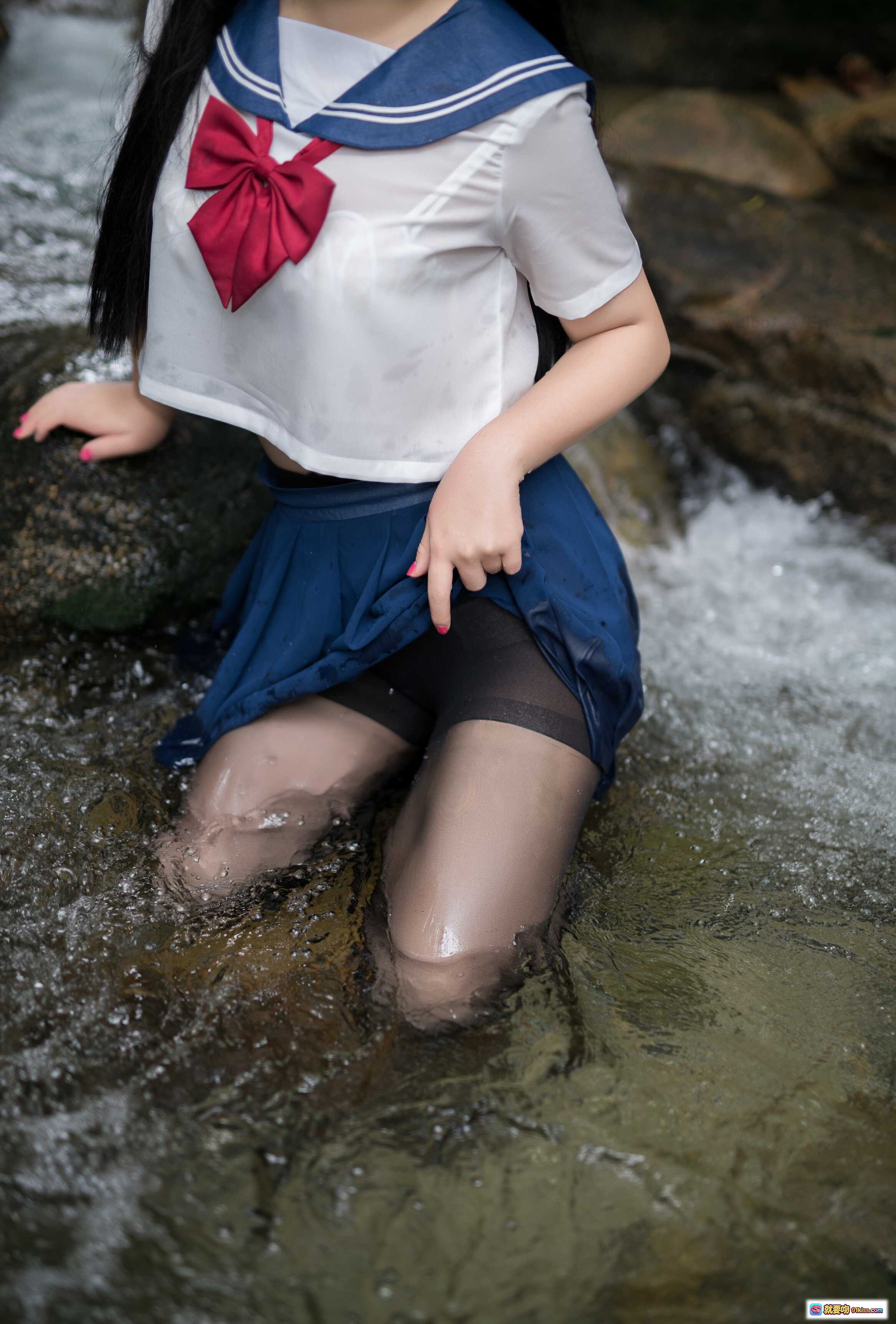 图片[5] - 白烨Vol.013湿身JK写真｜花环少女溪边岩石蹲姿｜水手服黑丝美腿｜自然光影清新风格 - 就要吻
