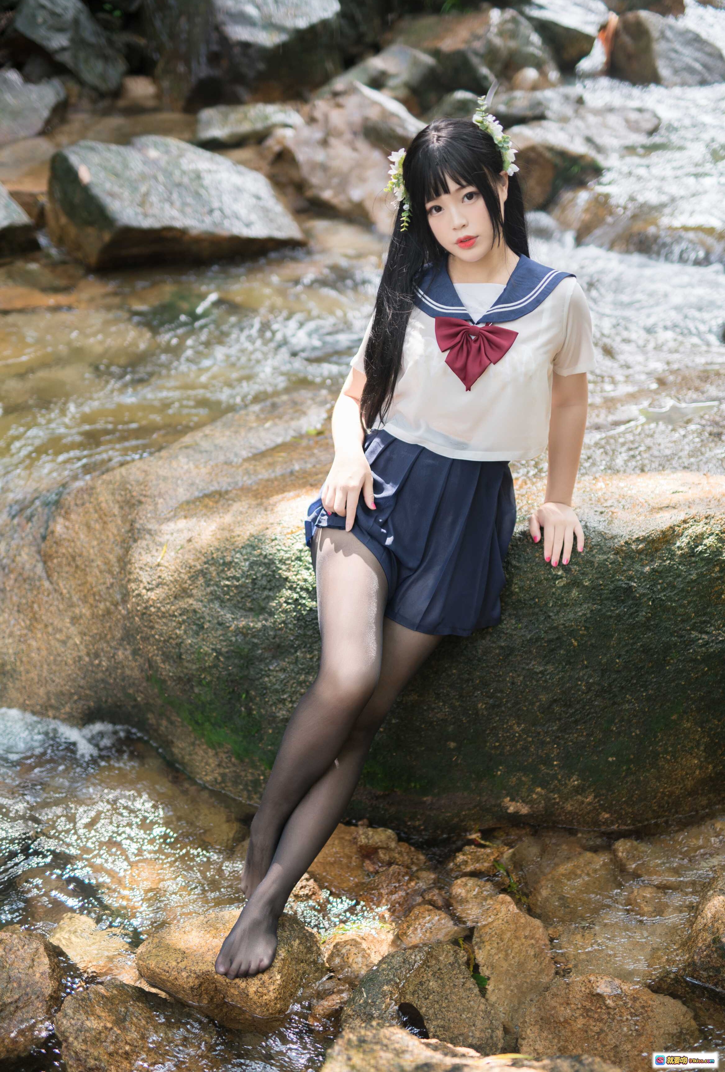 图片[4] - 白烨Vol.013湿身JK写真｜花环少女溪边岩石蹲姿｜水手服黑丝美腿｜自然光影清新风格 - 就要吻