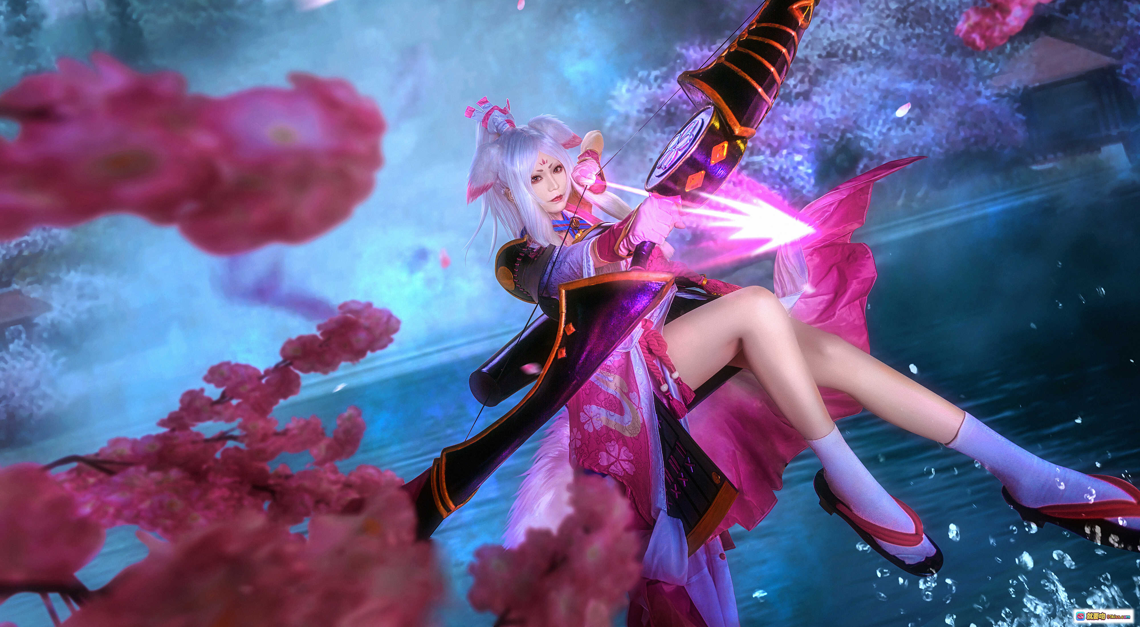 图片[1] - 阴阳师白狼cosplay美图 | 粉樱飞舞战斗姿态 | 北之北VOL.14高清9P写真 | 和风巫女装束炫酷特效 - 就要吻