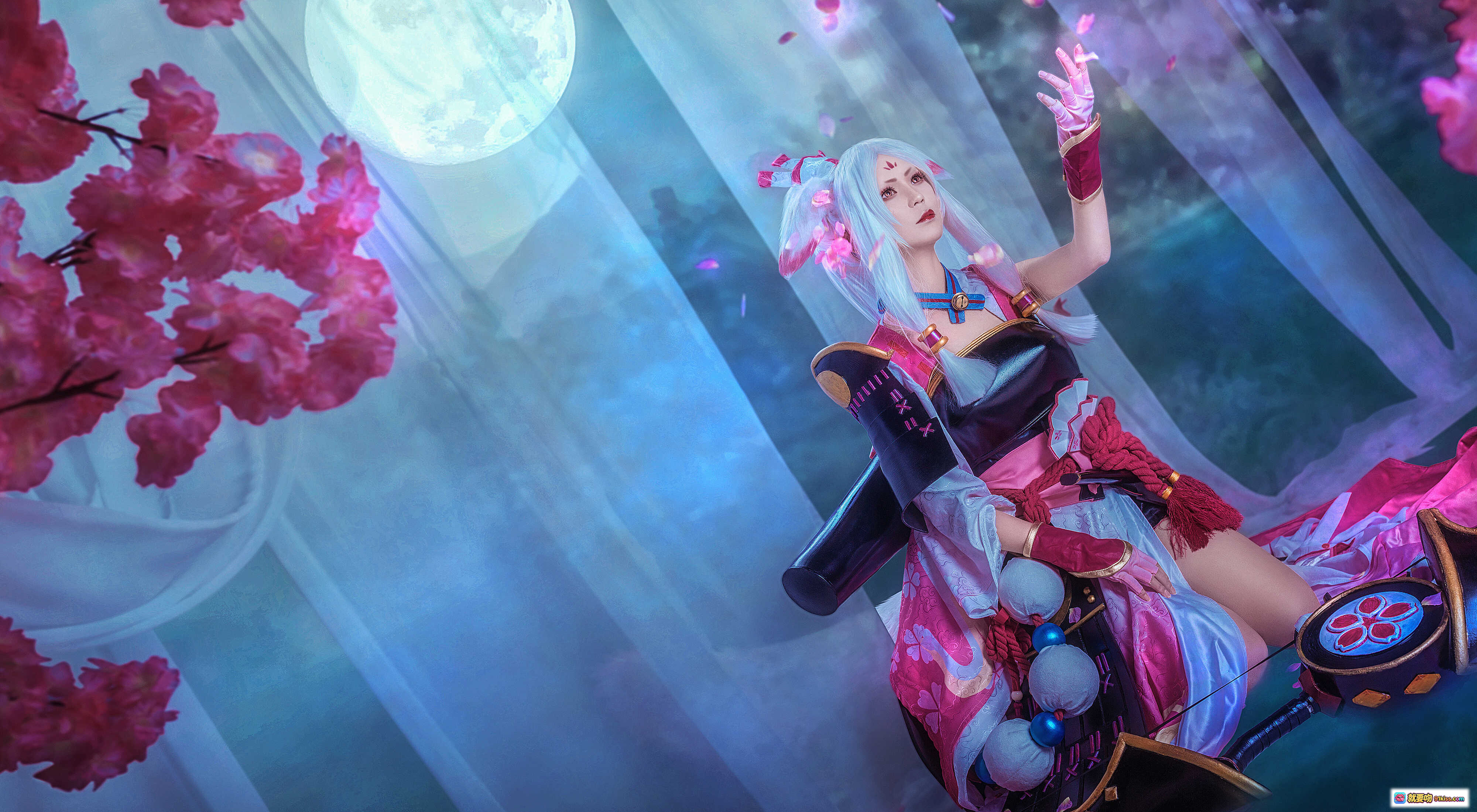 图片[6] - 阴阳师白狼cosplay美图 | 粉樱飞舞战斗姿态 | 北之北VOL.14高清9P写真 | 和风巫女装束炫酷特效 - 就要吻