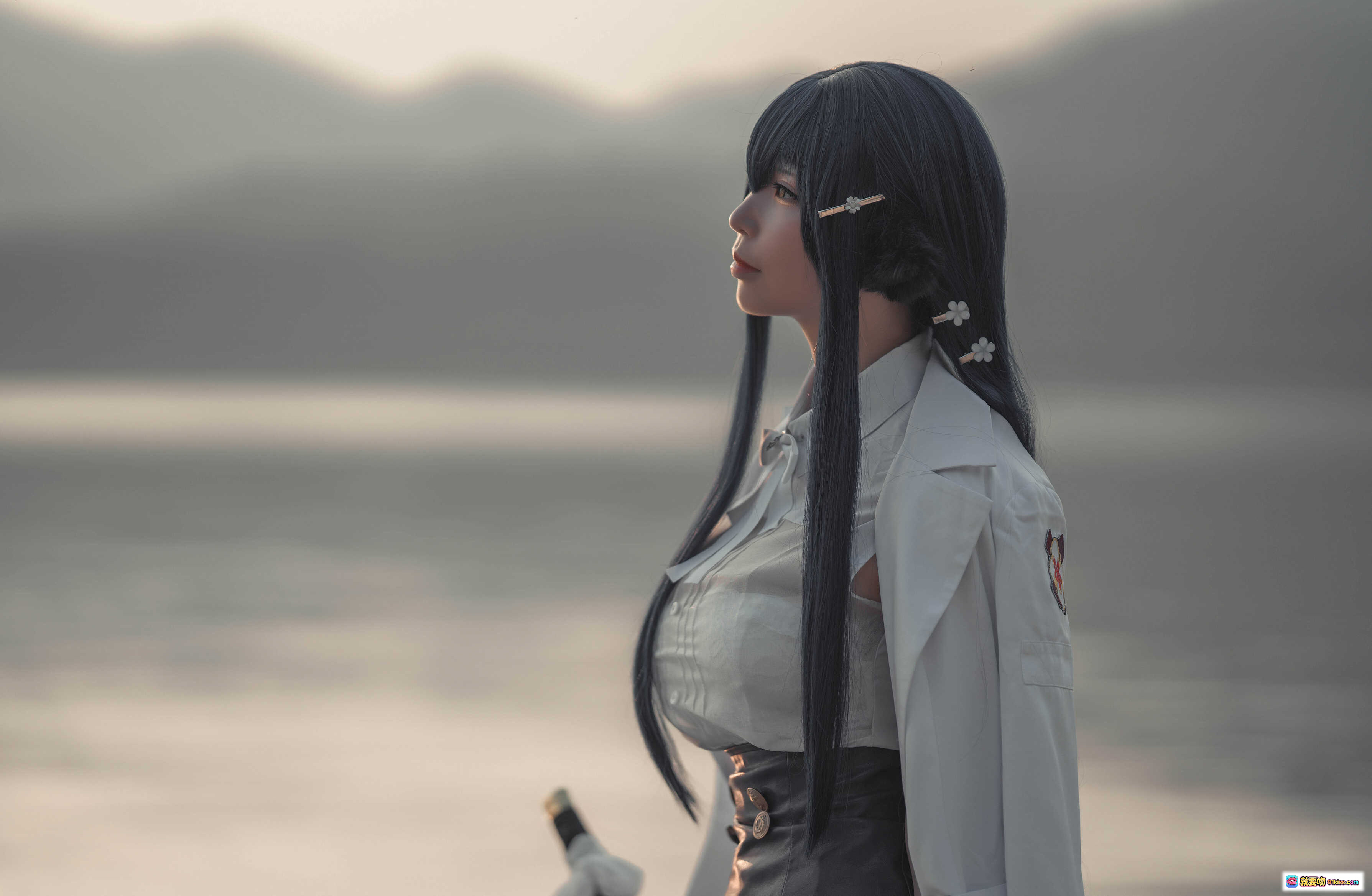 图片[4] - 爱老师吾妻cosplay湖边岩石持剑写真 – 古风白衣黑发角色扮演美景拍摄 - 就要吻
