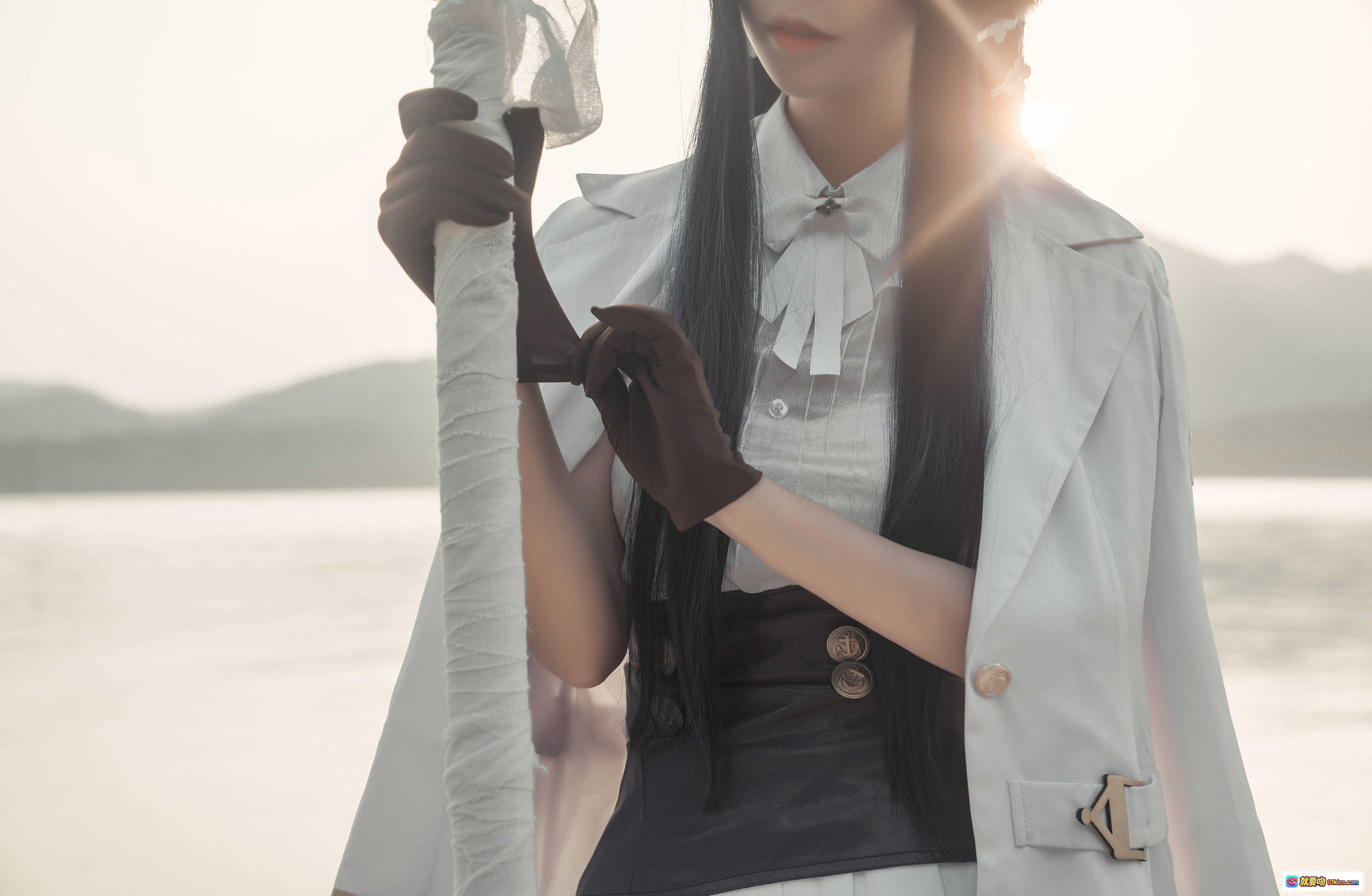 图片[8] - 爱老师吾妻cosplay湖边岩石持剑写真 – 古风白衣黑发角色扮演美景拍摄 - 就要吻